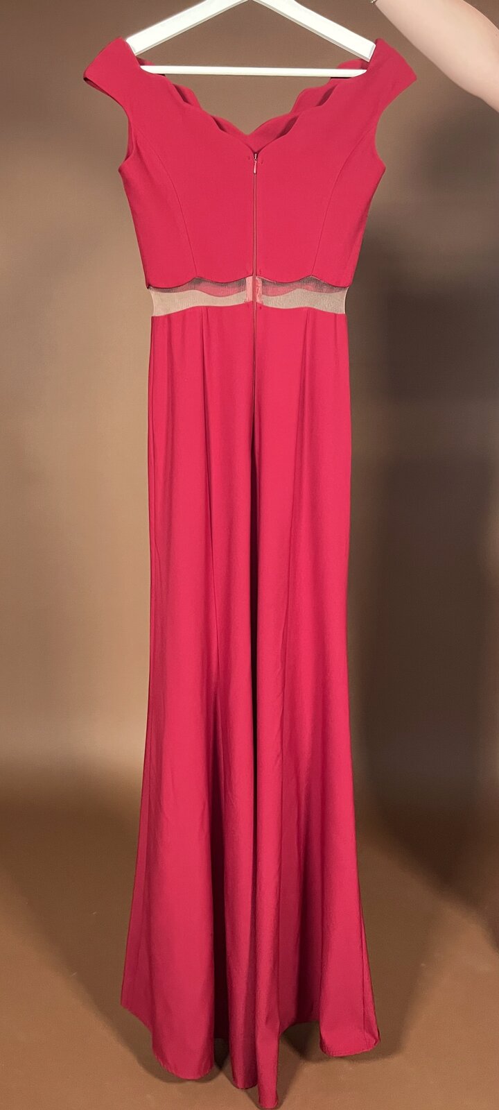 065 Framboosrode Jurk met Gegolfde Off-Shoulder Hals – Altanight