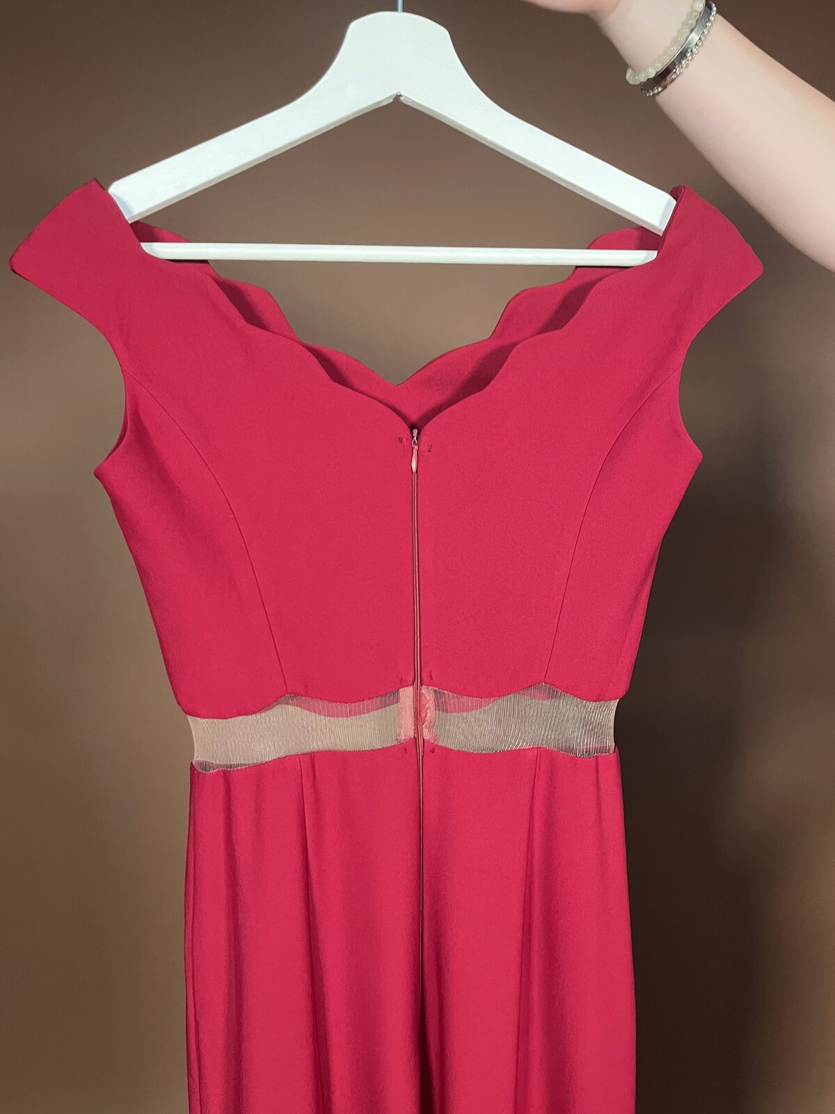 065 Framboosrode Jurk met Gegolfde Off-Shoulder Hals – Altanight