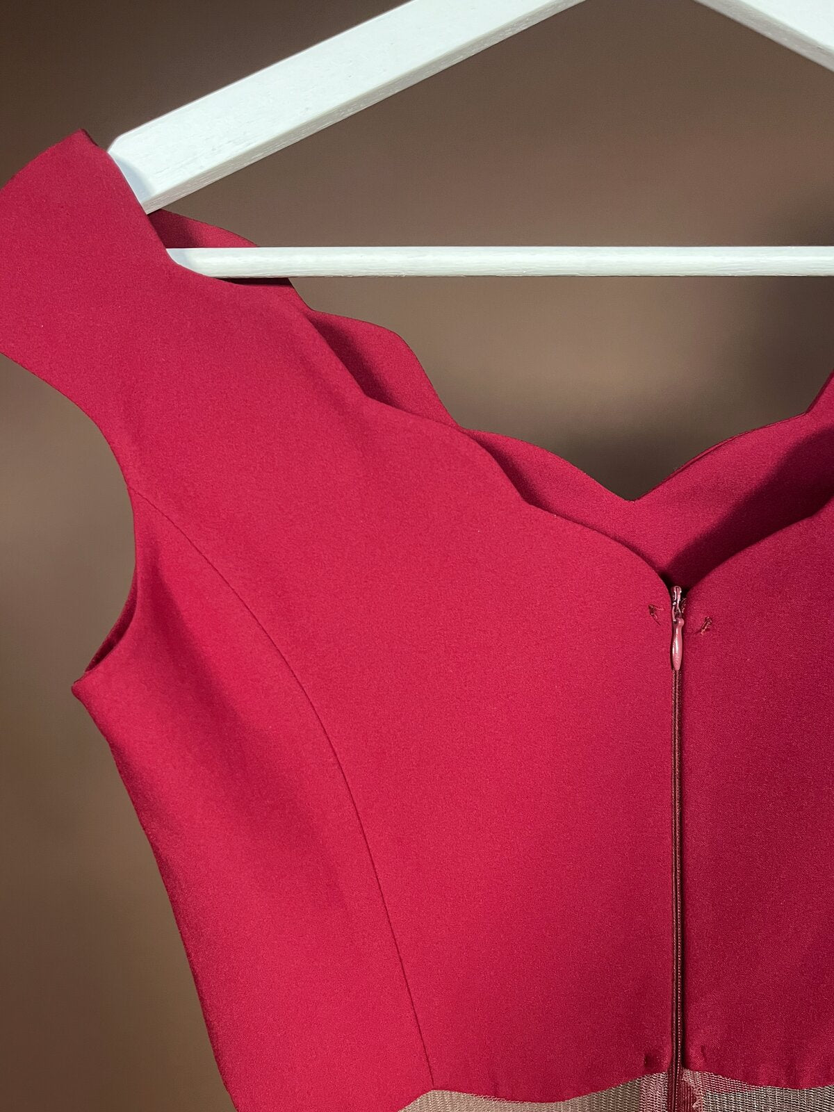 065 Framboosrode Jurk met Gegolfde Off-Shoulder Hals – Altanight
