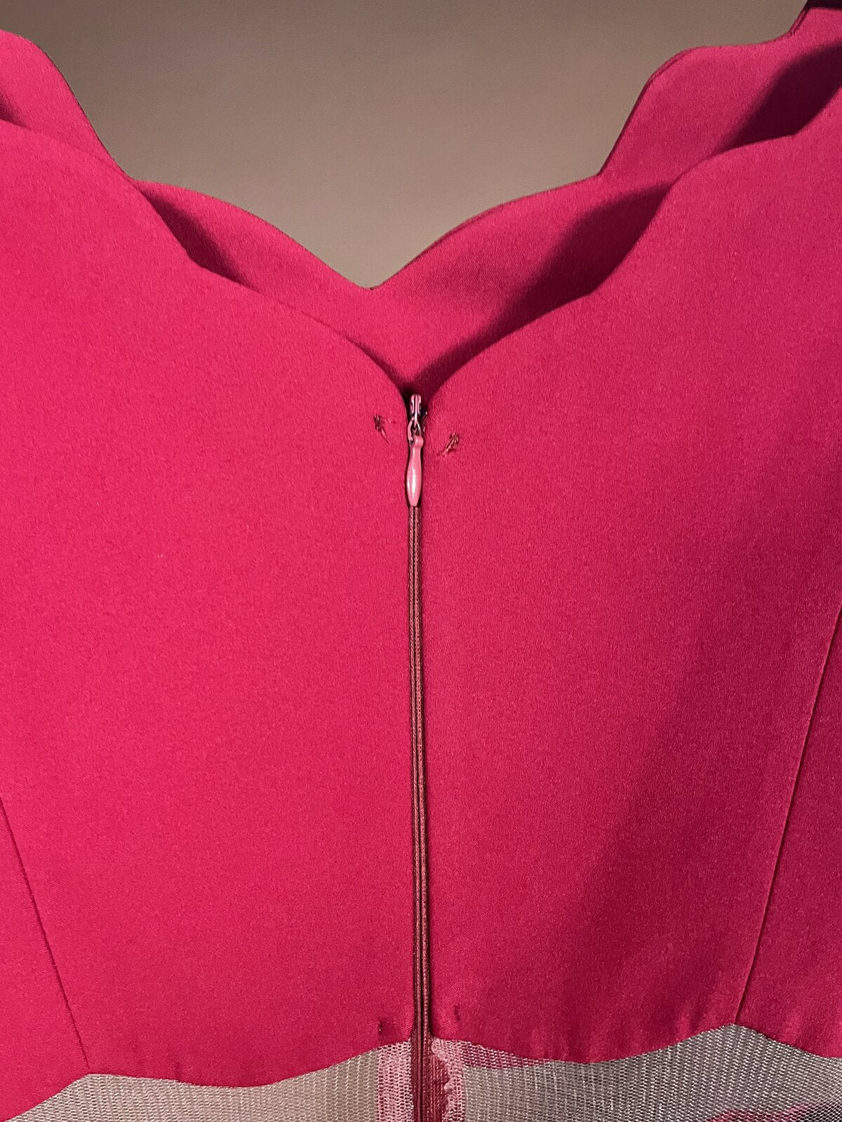 065 Framboosrode Jurk met Gegolfde Off-Shoulder Hals – Altanight