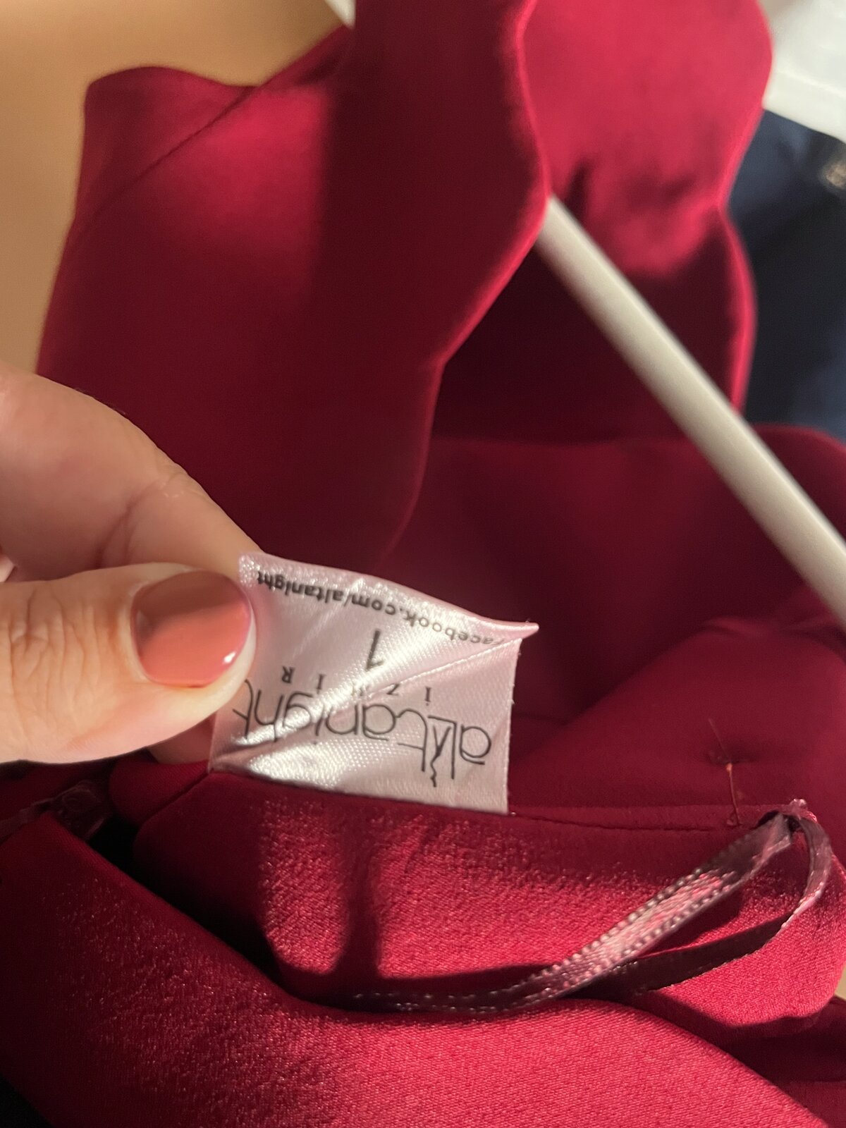 065 Framboosrode Jurk met Gegolfde Off-Shoulder Hals – Altanight