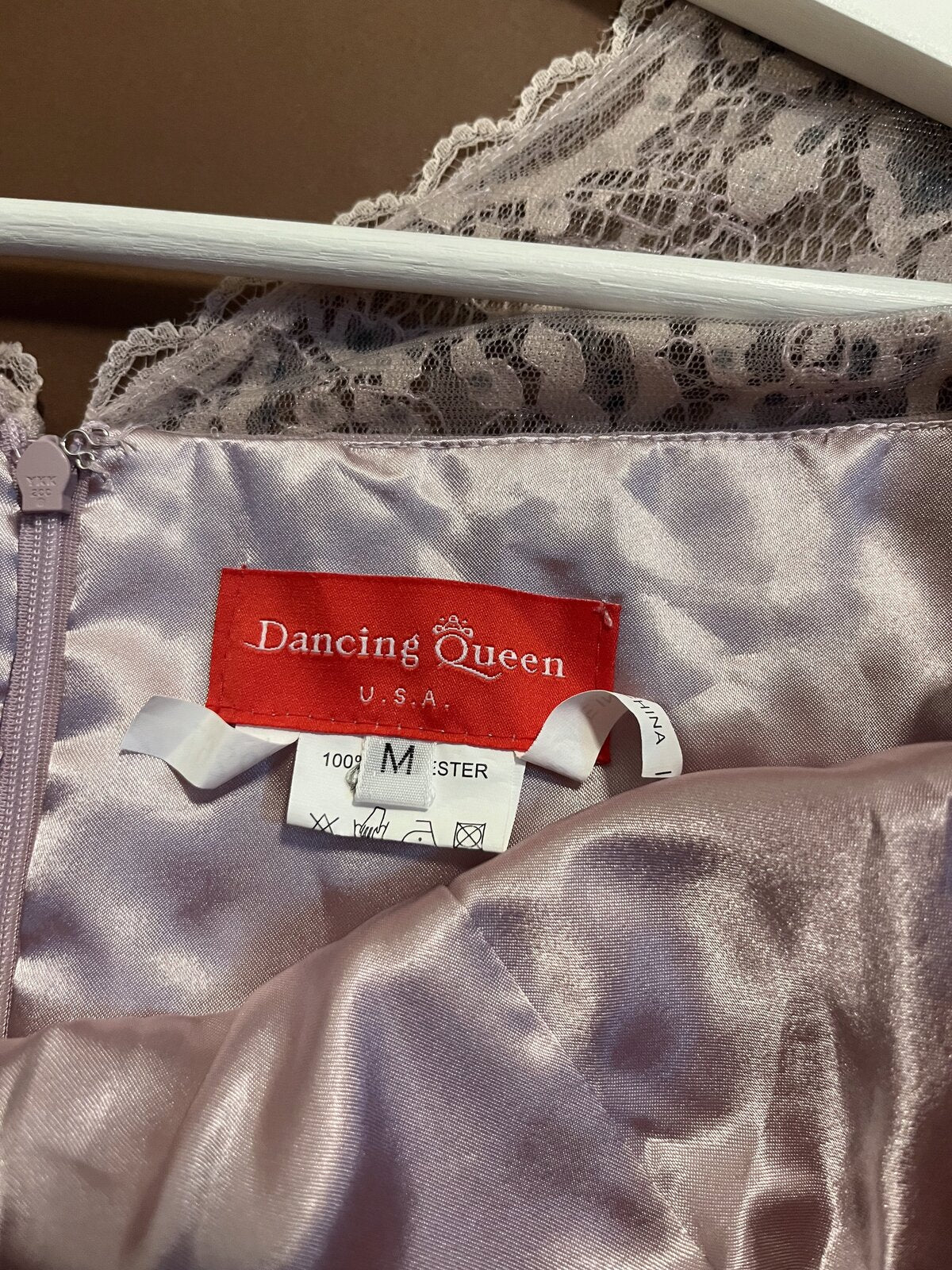009 Lila Galajurk met Kanten Bovenstuk – Dancing Queen