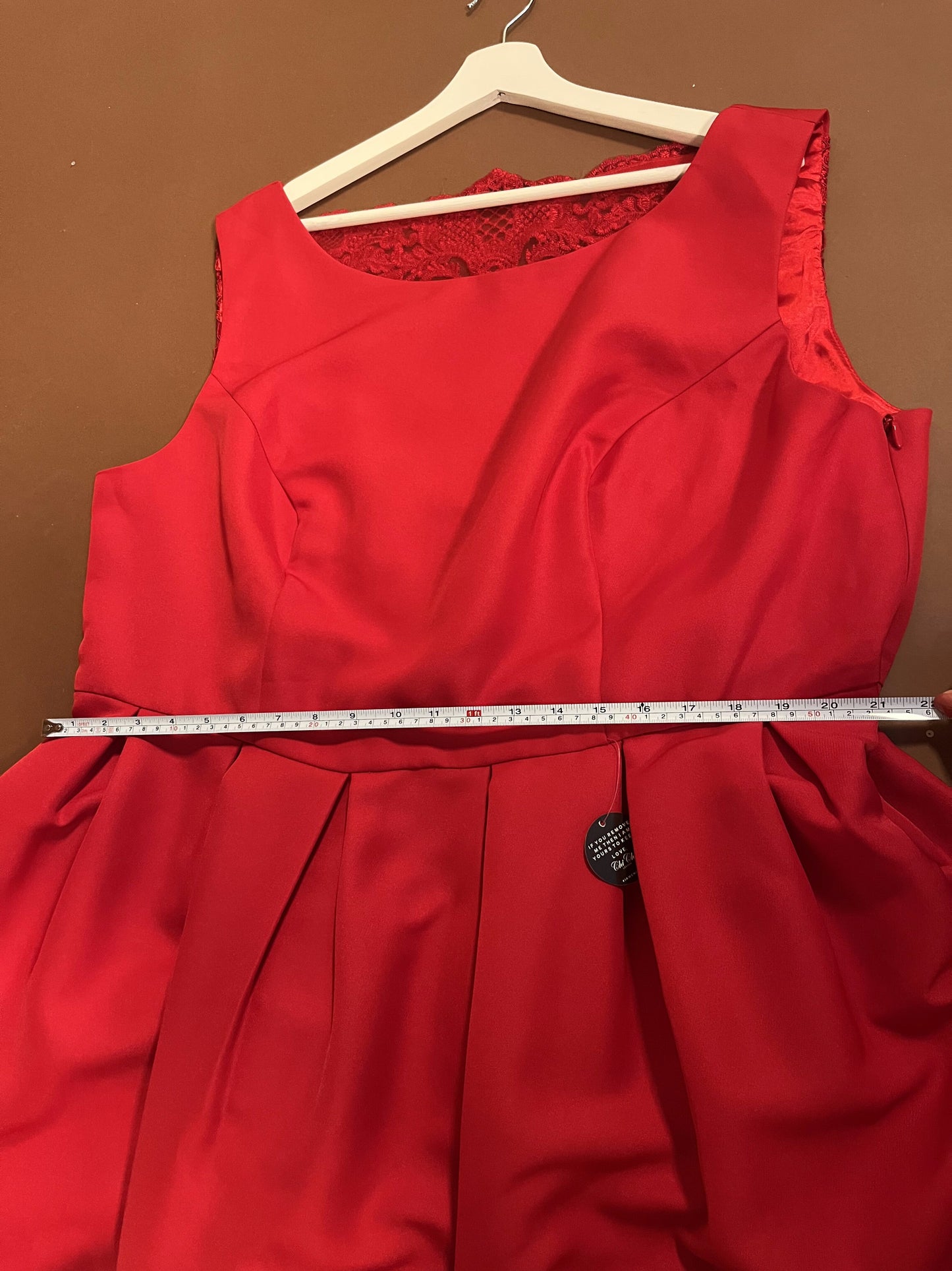 023 Rode Cocktailjurk met Kanten Rug – Chi Chi London