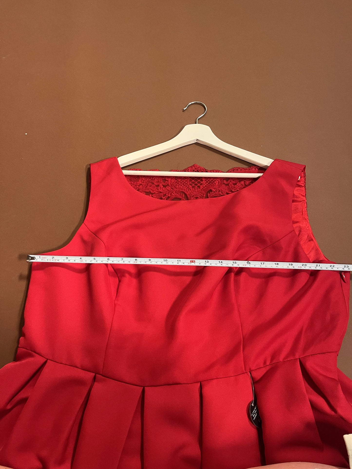 023 Rode Cocktailjurk met Kanten Rug – Chi Chi London