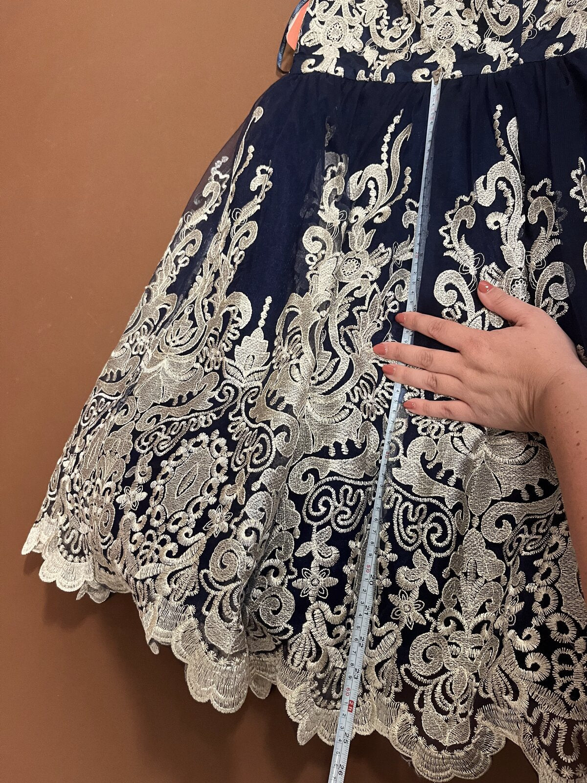 021 Marineblauwe Cocktailjurk met Goudkleurig Kant – Chi Chi London