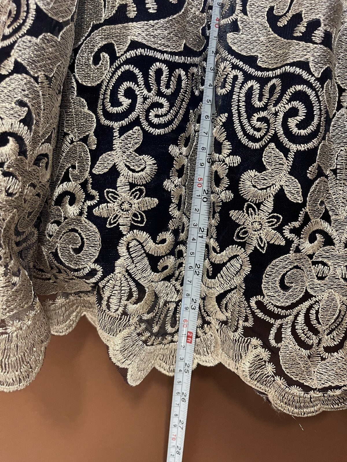 021 Marineblauwe Cocktailjurk met Goudkleurig Kant – Chi Chi London