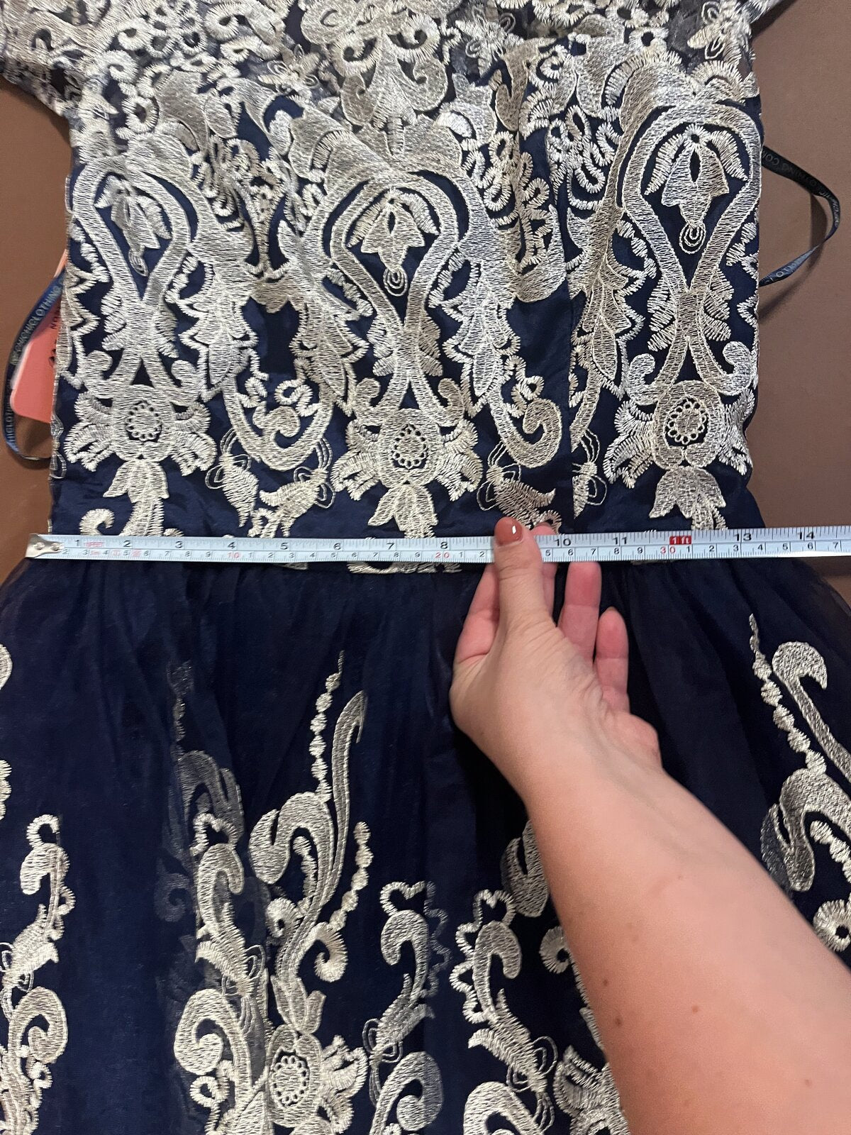 021 Marineblauwe Cocktailjurk met Goudkleurig Kant – Chi Chi London