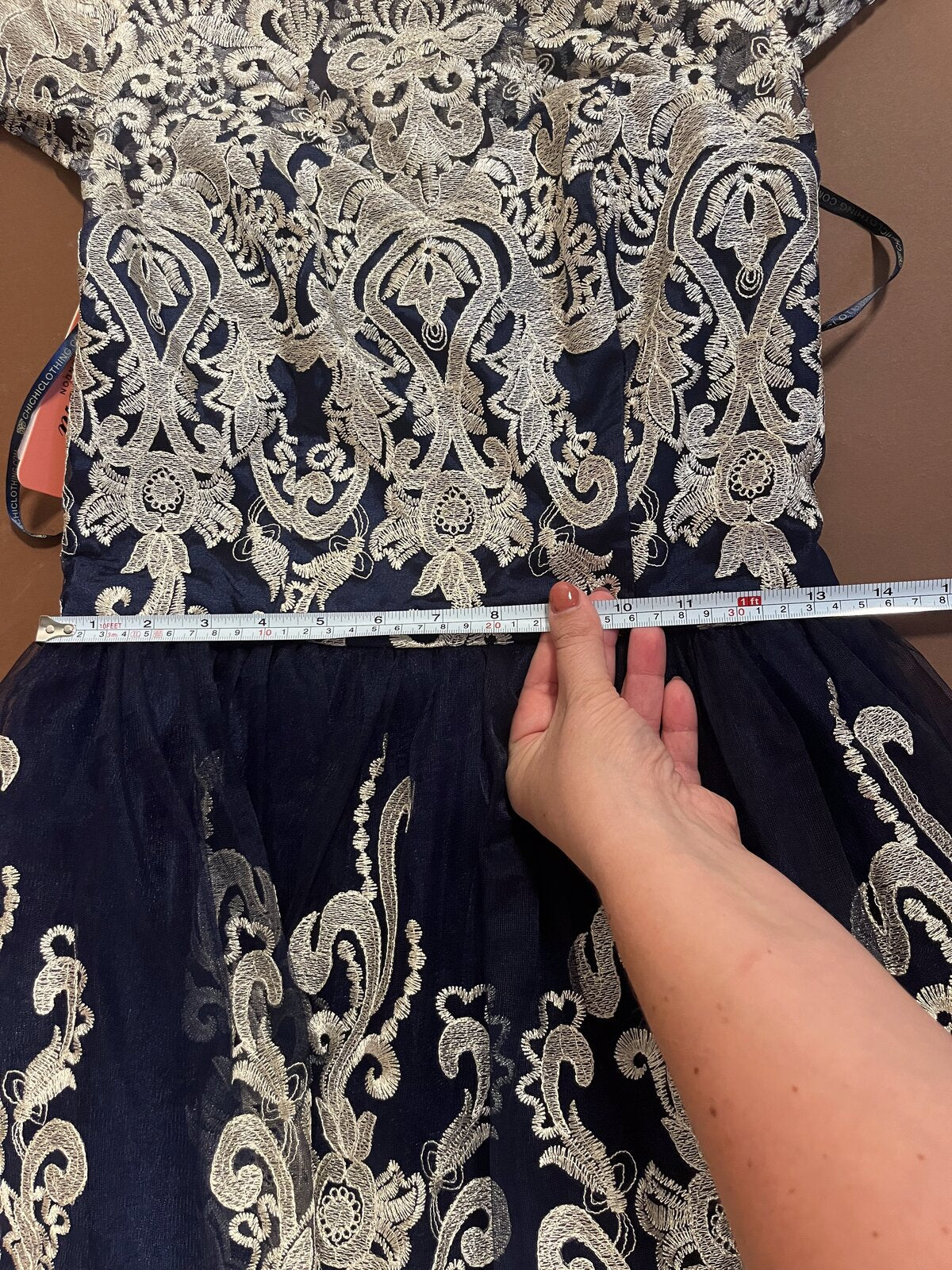 021 Marineblauwe Cocktailjurk met Goudkleurig Kant – Chi Chi London