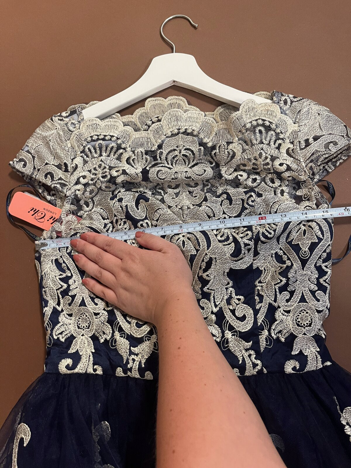 021 Marineblauwe Cocktailjurk met Goudkleurig Kant – Chi Chi London