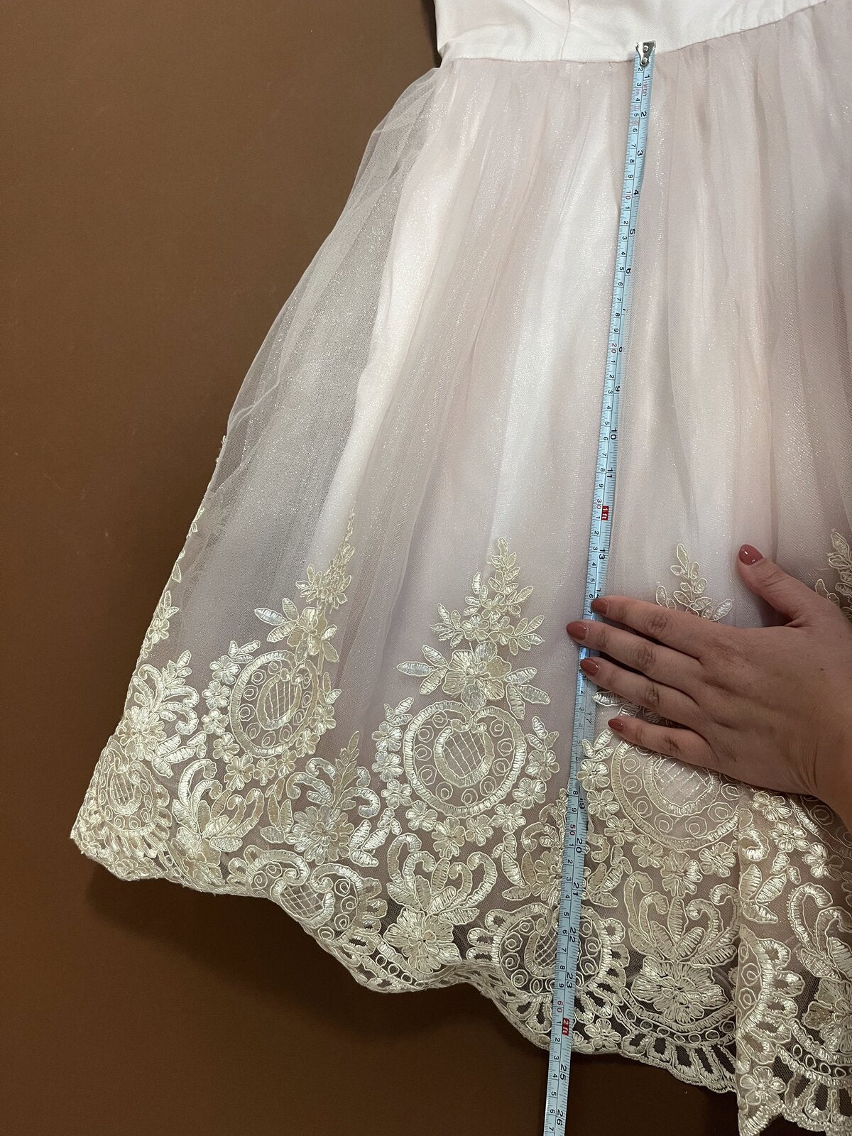 027 Zachtroze Galajurk met Kanten Bodice – Chi Chi London