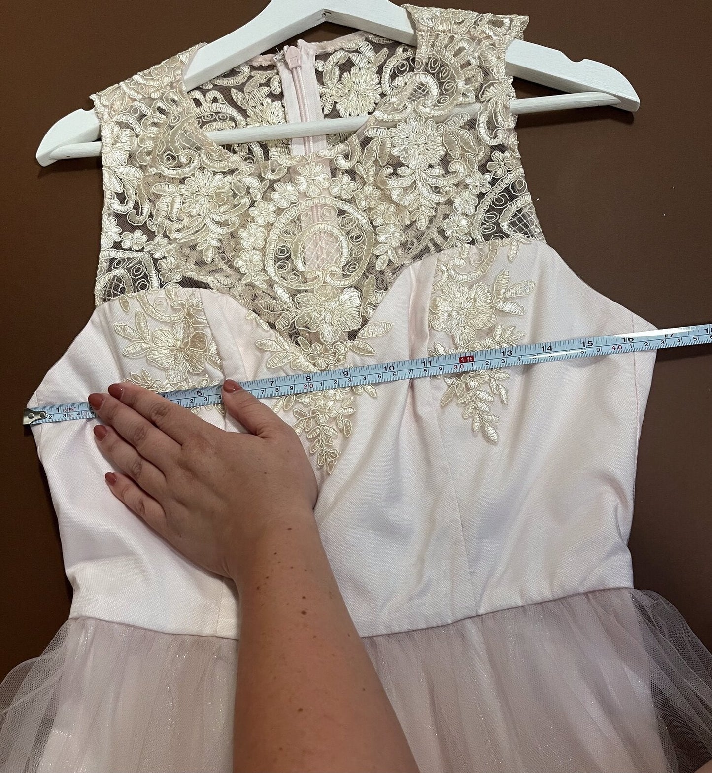 027 Zachtroze Galajurk met Kanten Bodice – Chi Chi London
