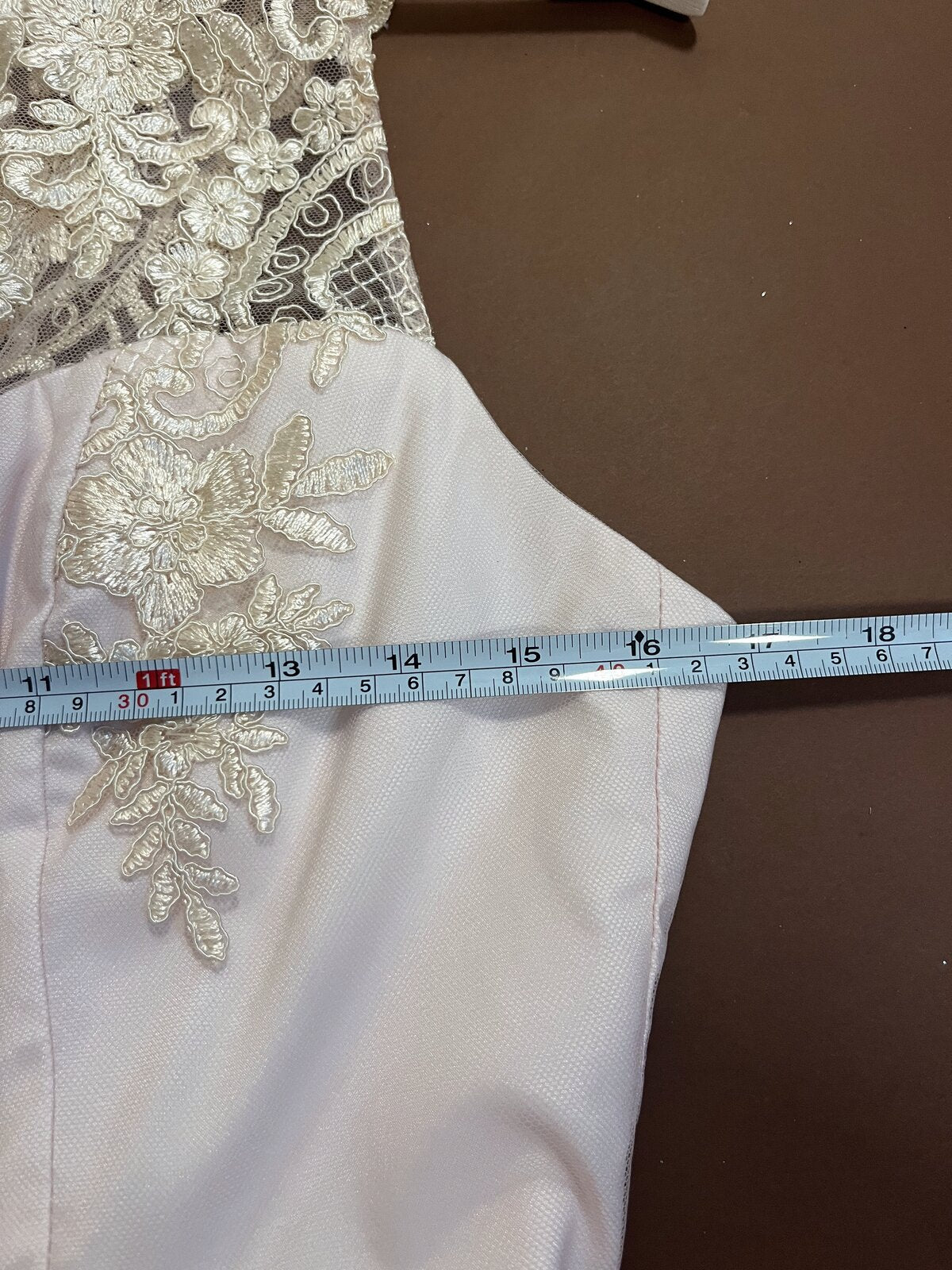 027 Zachtroze Galajurk met Kanten Bodice – Chi Chi London