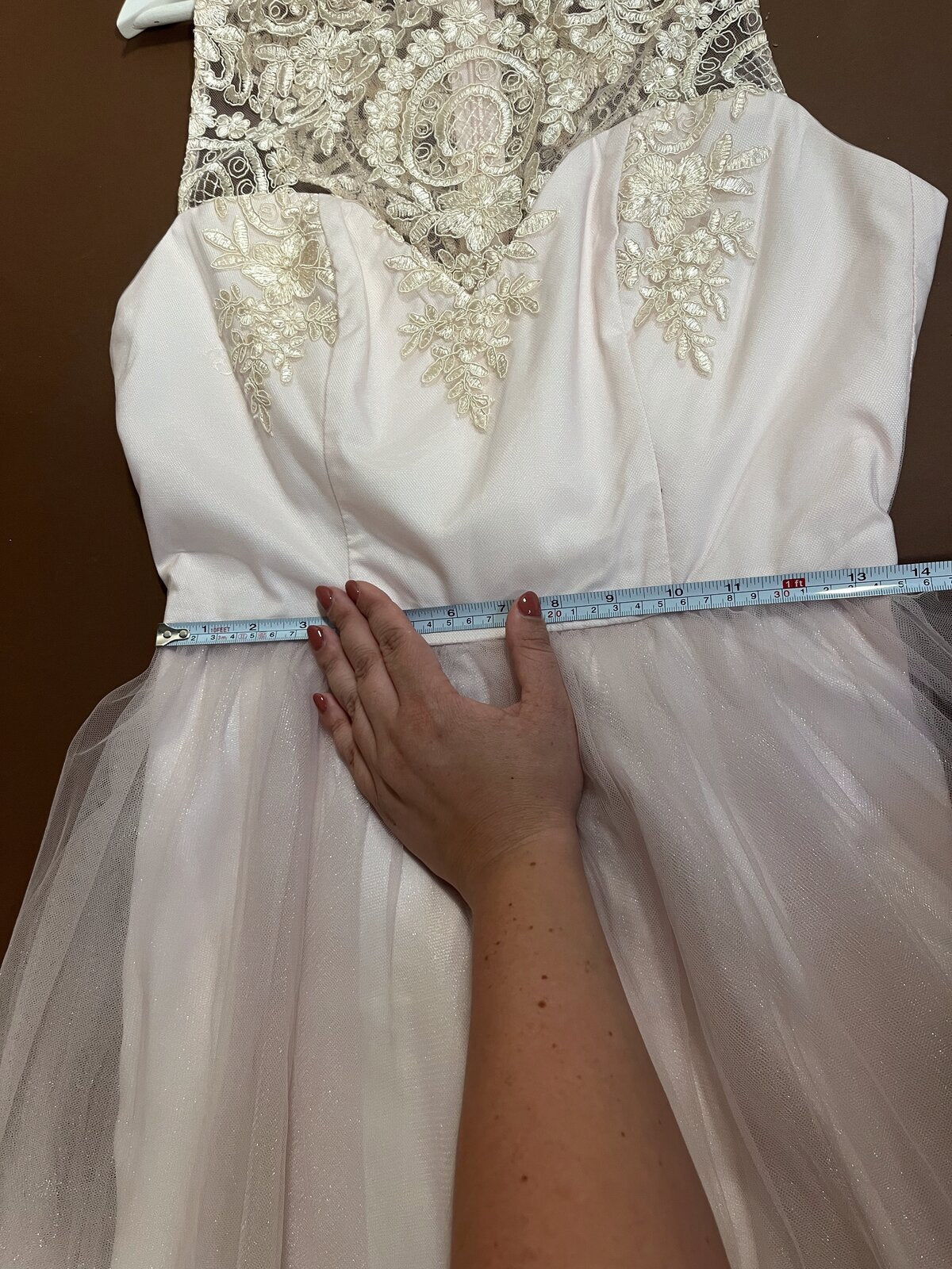 027 Zachtroze Galajurk met Kanten Bodice – Chi Chi London