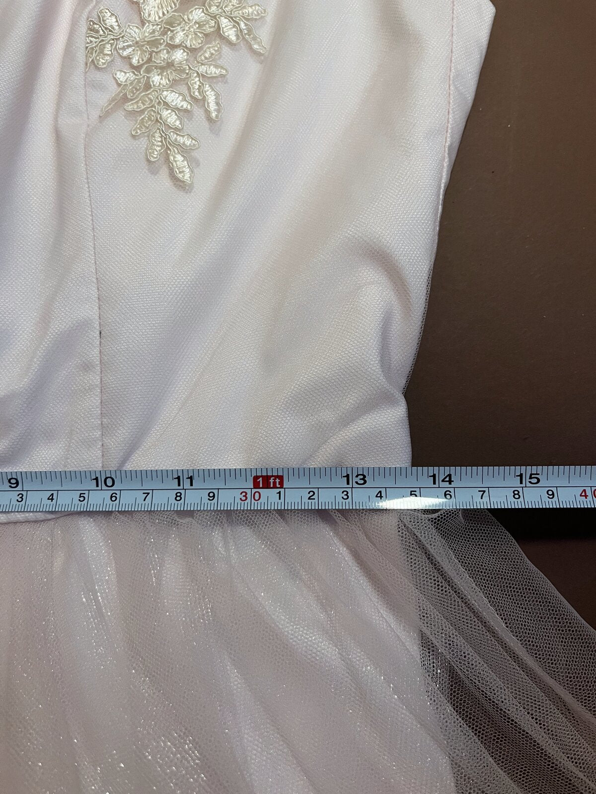 027 Zachtroze Galajurk met Kanten Bodice – Chi Chi London