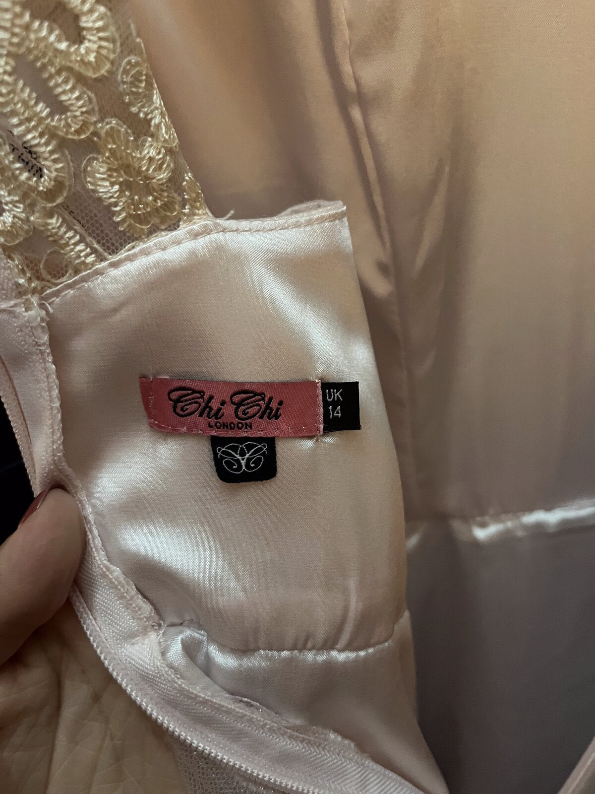 027 Zachtroze Galajurk met Kanten Bodice – Chi Chi London