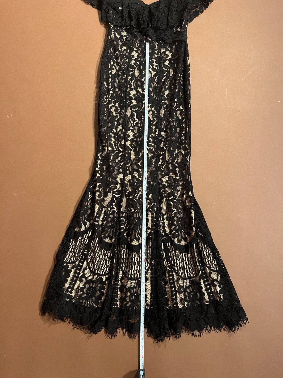 058 Zwarte Kanten Galajurk met Off-Shoulder Mouwtjes – Goddiva London