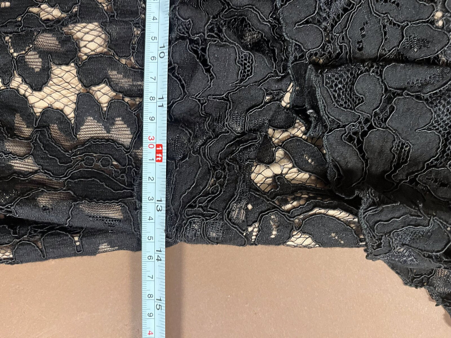 058 Zwarte Kanten Galajurk met Off-Shoulder Mouwtjes – Goddiva London