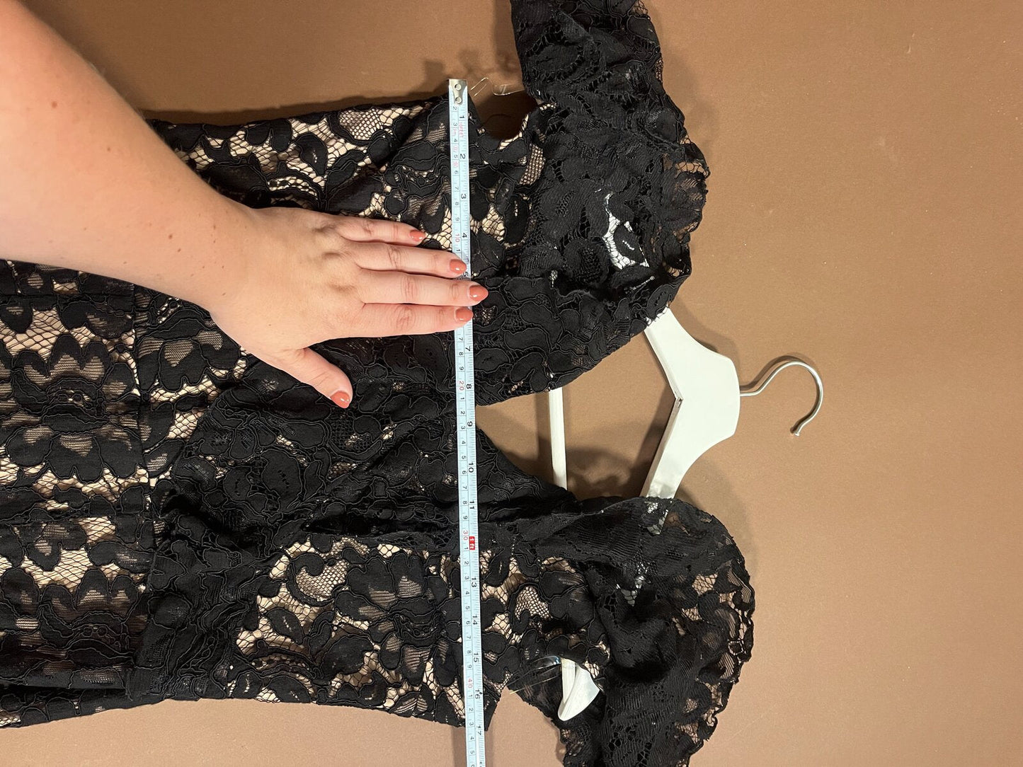 058 Zwarte Kanten Galajurk met Off-Shoulder Mouwtjes – Goddiva London