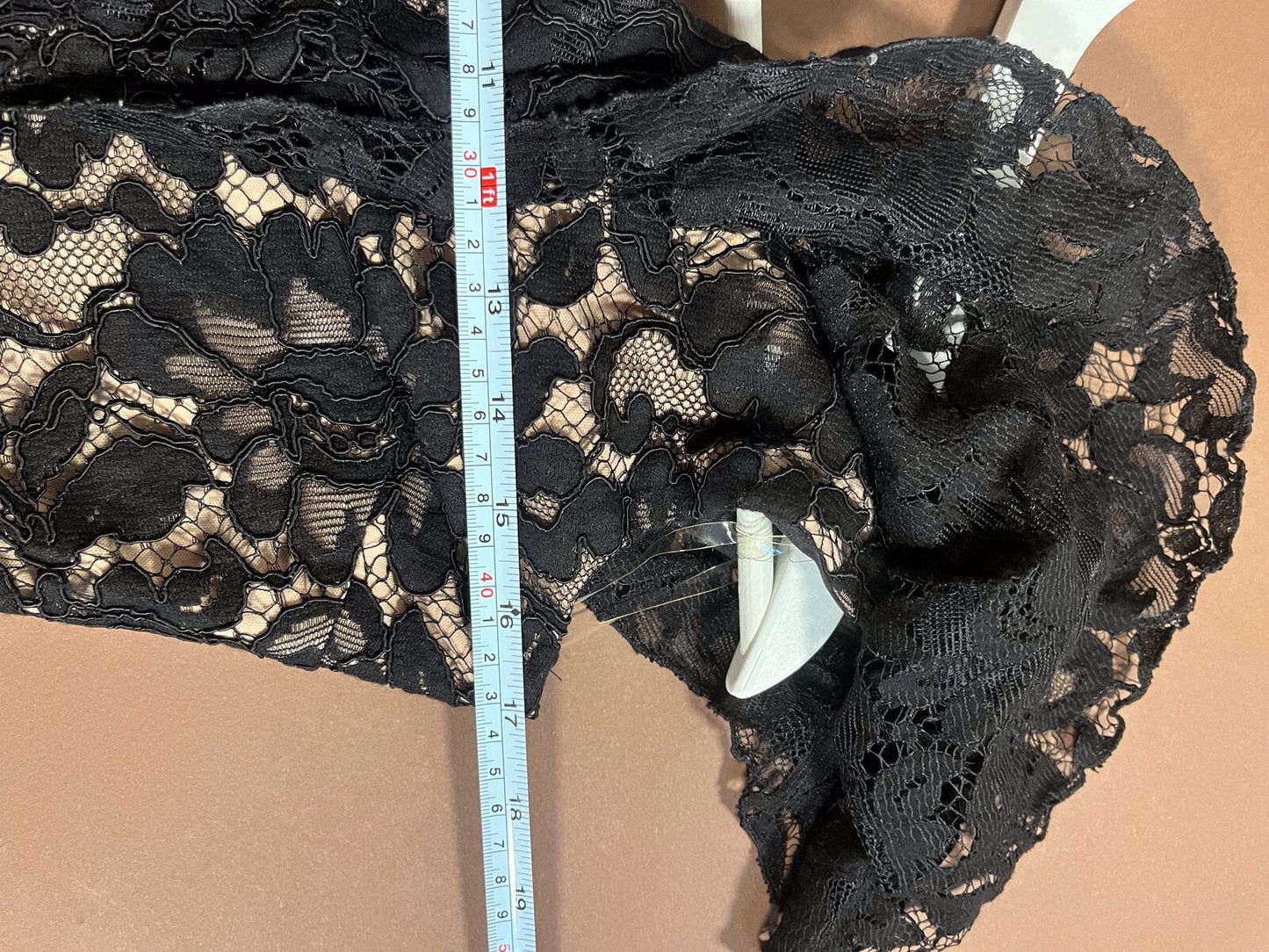 058 Zwarte Kanten Galajurk met Off-Shoulder Mouwtjes – Goddiva London