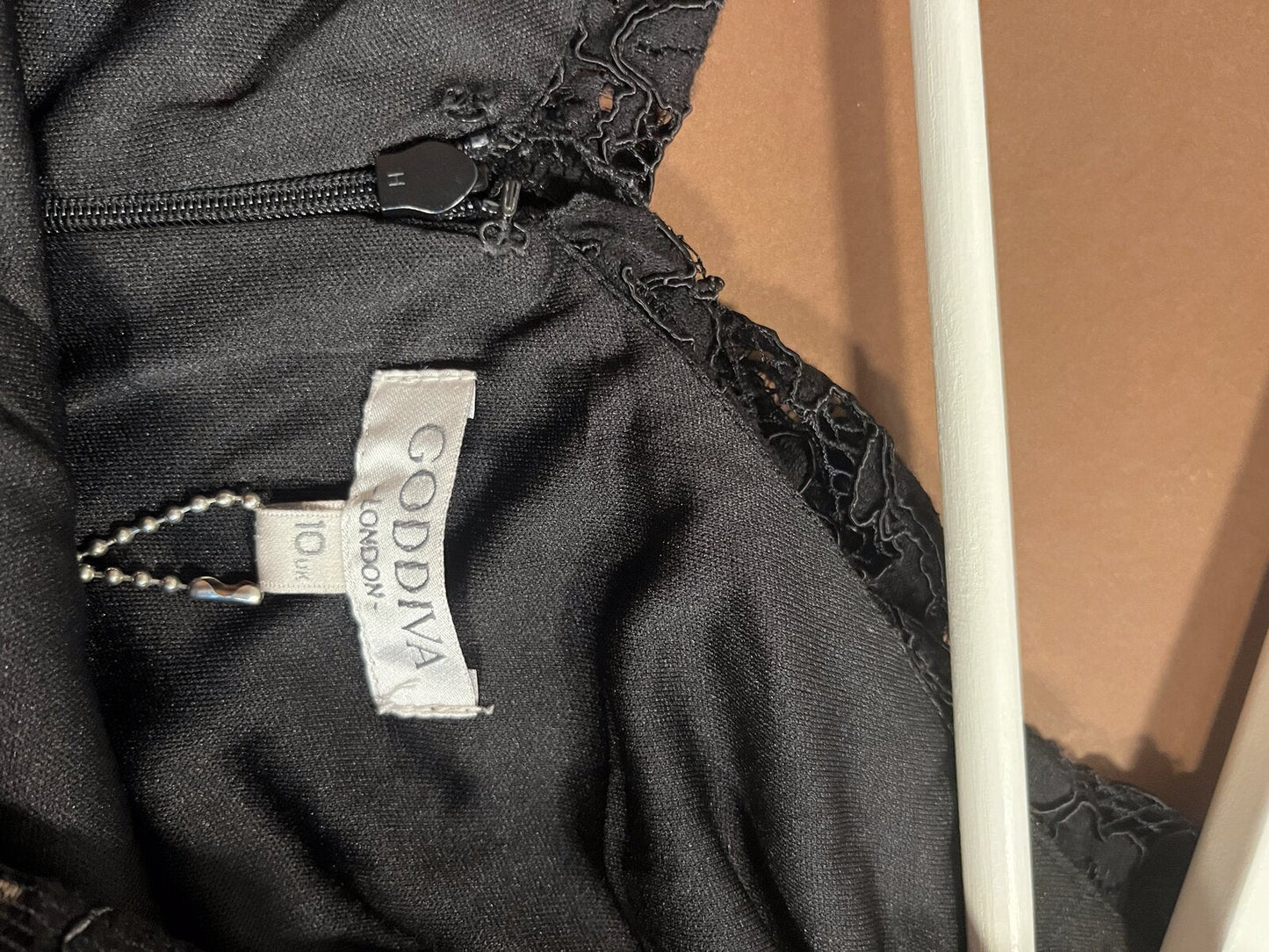 058 Zwarte Kanten Galajurk met Off-Shoulder Mouwtjes – Goddiva London