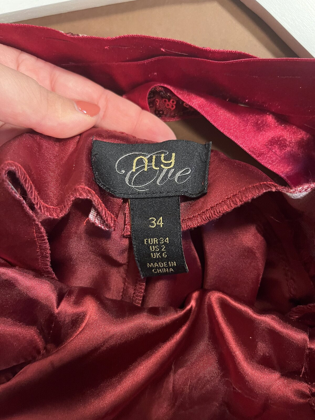 065 Framboosrode Jurk met Gegolfde Off-Shoulder Hals – Altanight