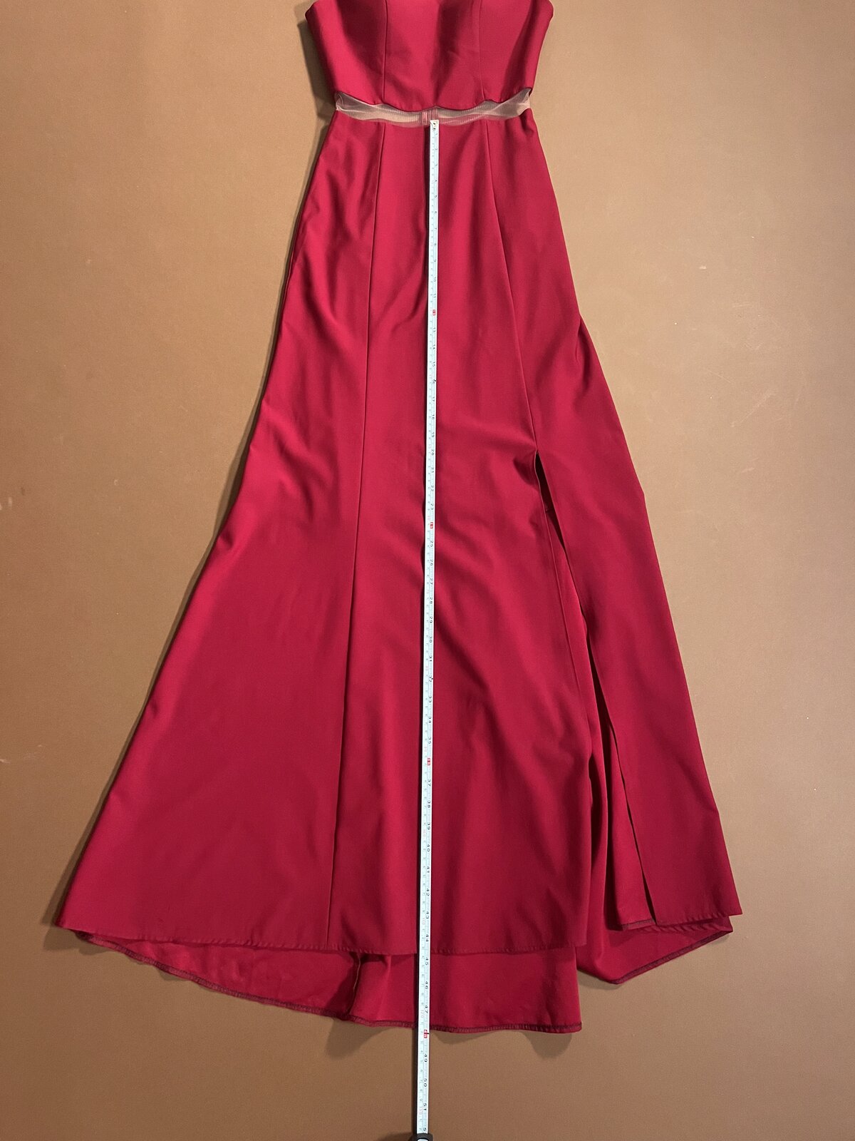 065 Framboosrode Jurk met Gegolfde Off-Shoulder Hals – Altanight