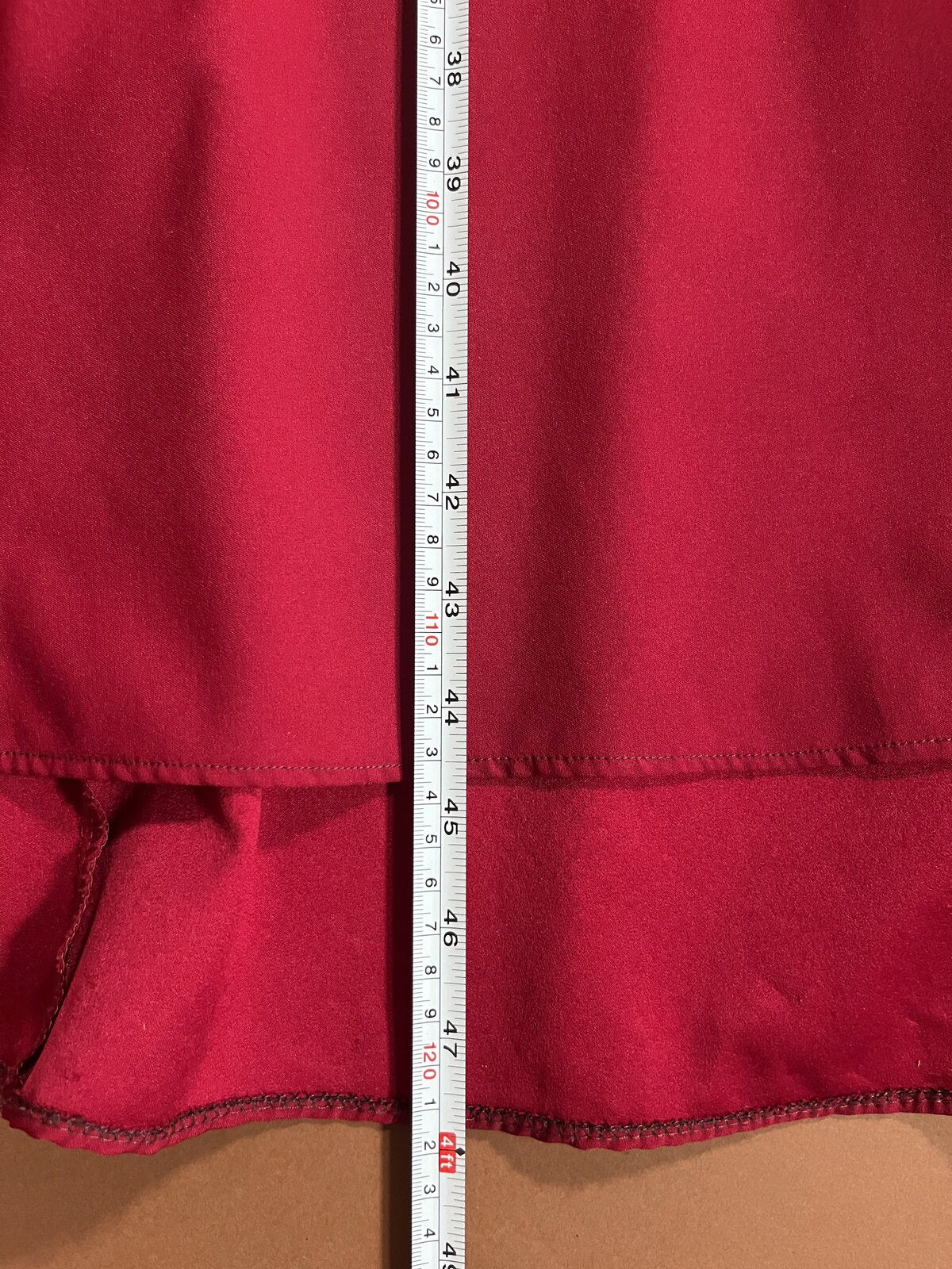 065 Framboosrode Jurk met Gegolfde Off-Shoulder Hals – Altanight