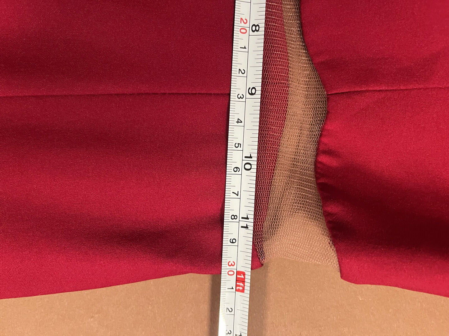 065 Framboosrode Jurk met Gegolfde Off-Shoulder Hals – Altanight