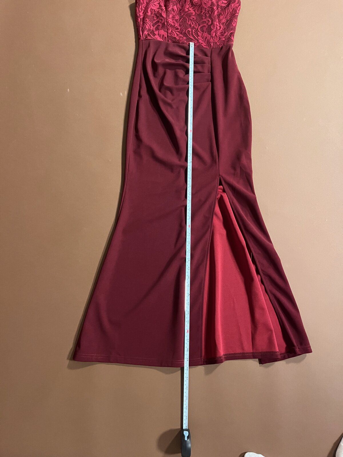 055 Bordeauxrode One-Shoulder Galajurk met Kant