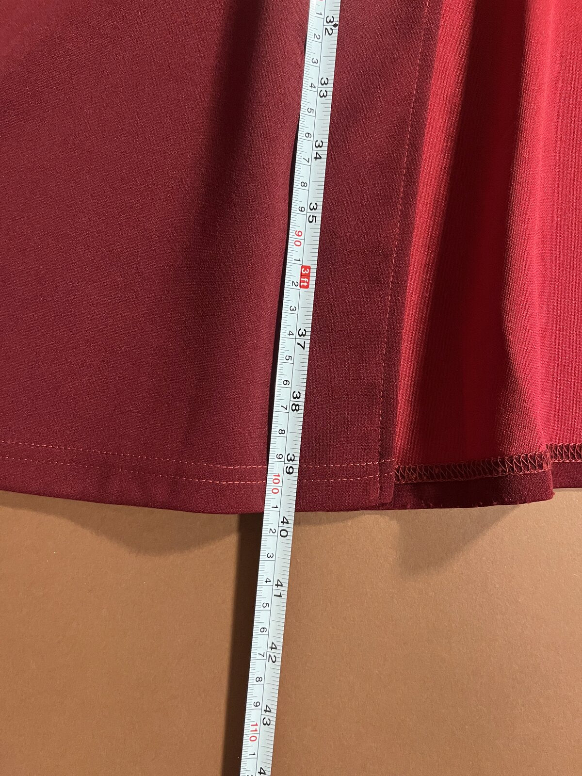 055 Bordeauxrode One-Shoulder Galajurk met Kant