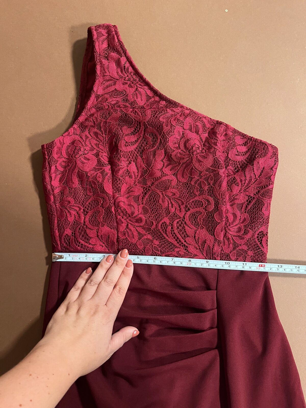 055 Bordeauxrode One-Shoulder Galajurk met Kant