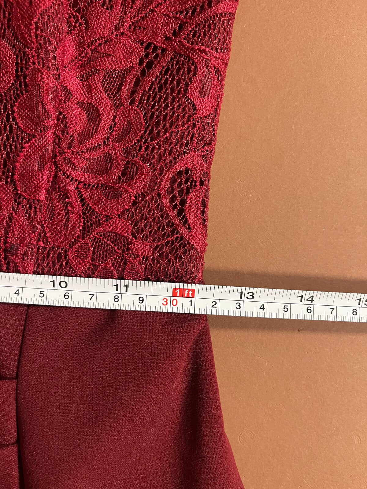 055 Bordeauxrode One-Shoulder Galajurk met Kant