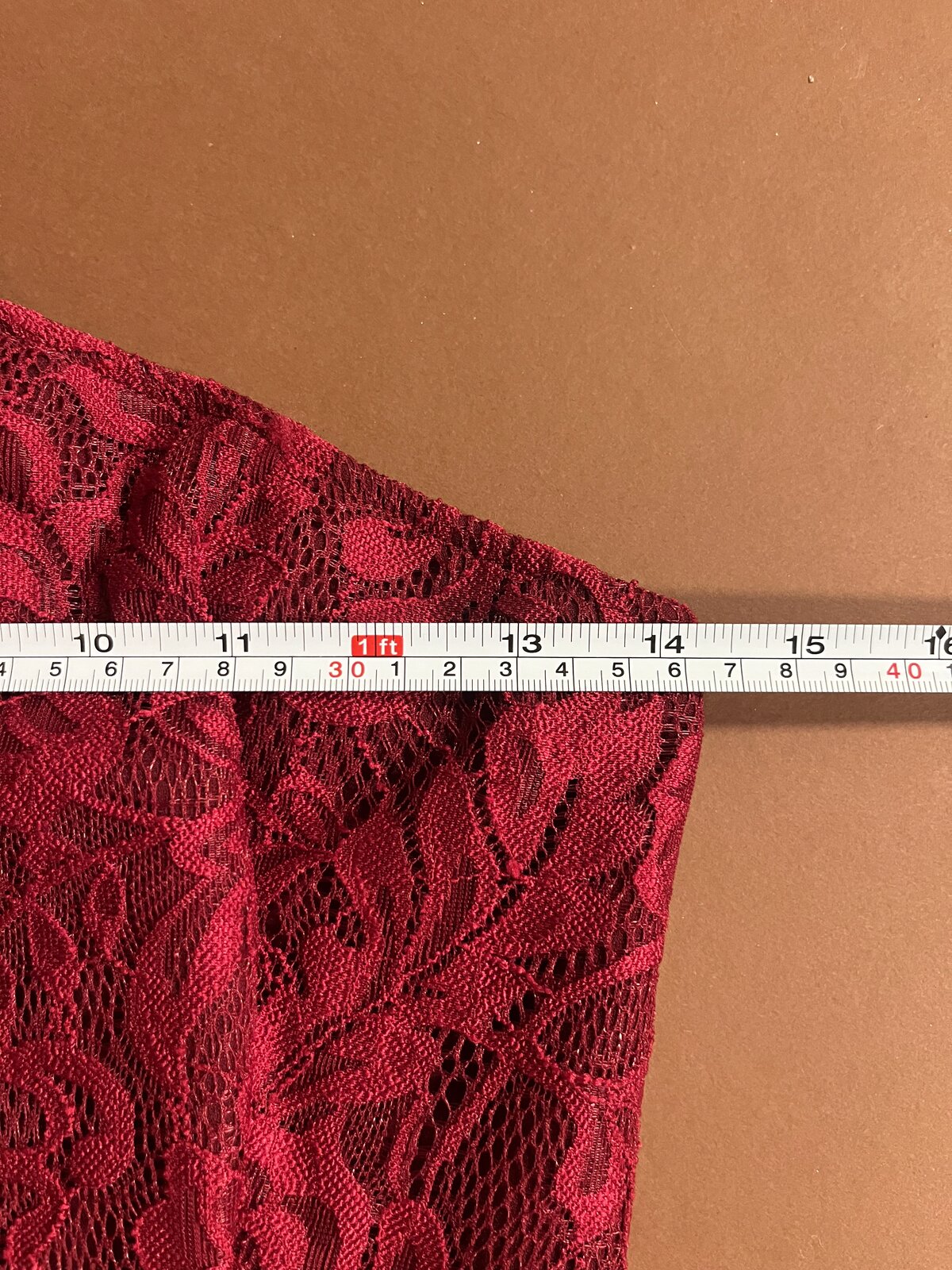 055 Bordeauxrode One-Shoulder Galajurk met Kant