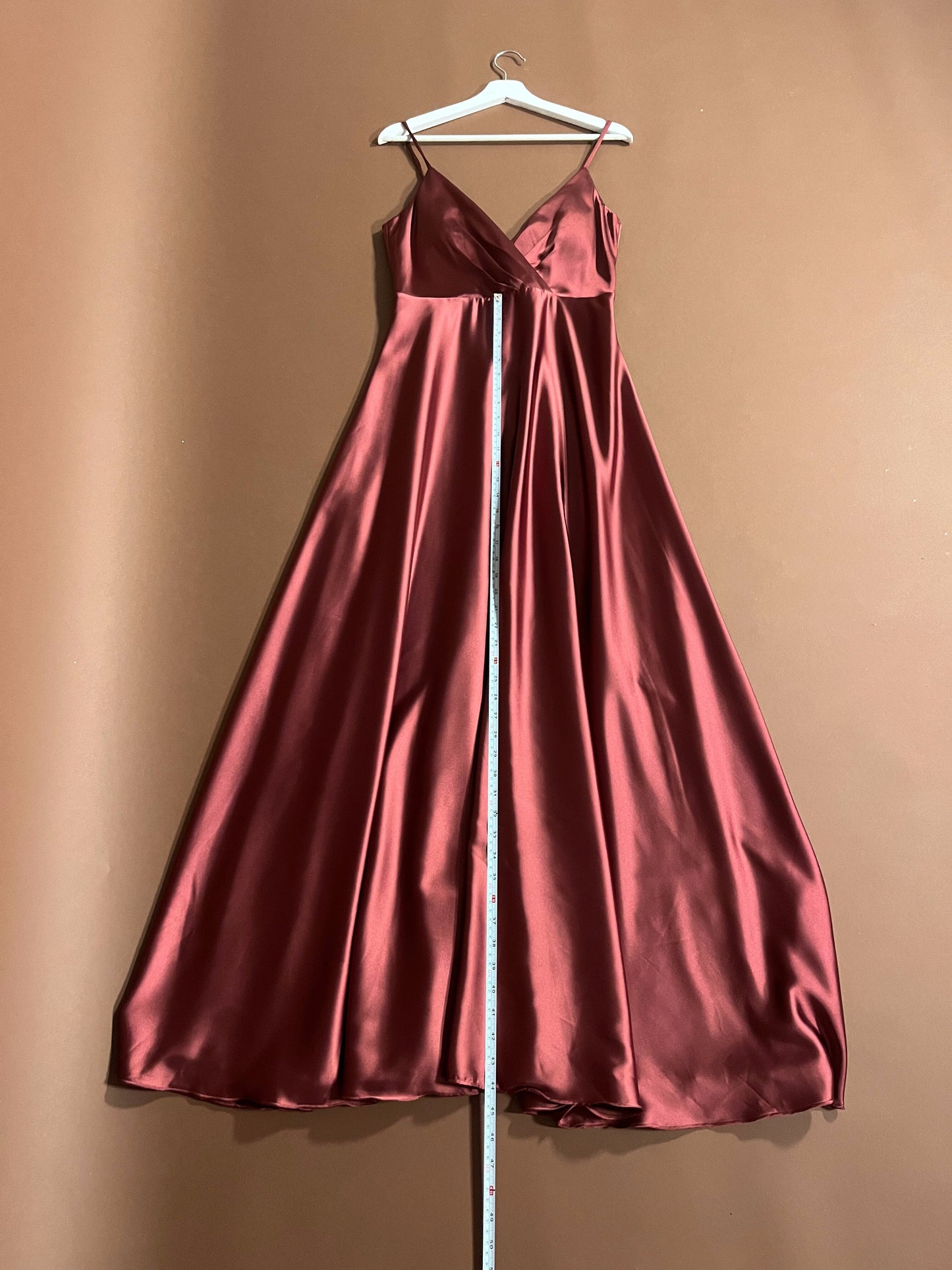 048 Roestbruine Satijnen Maxi-jurk met Wikkellook – Jake's Cocktail