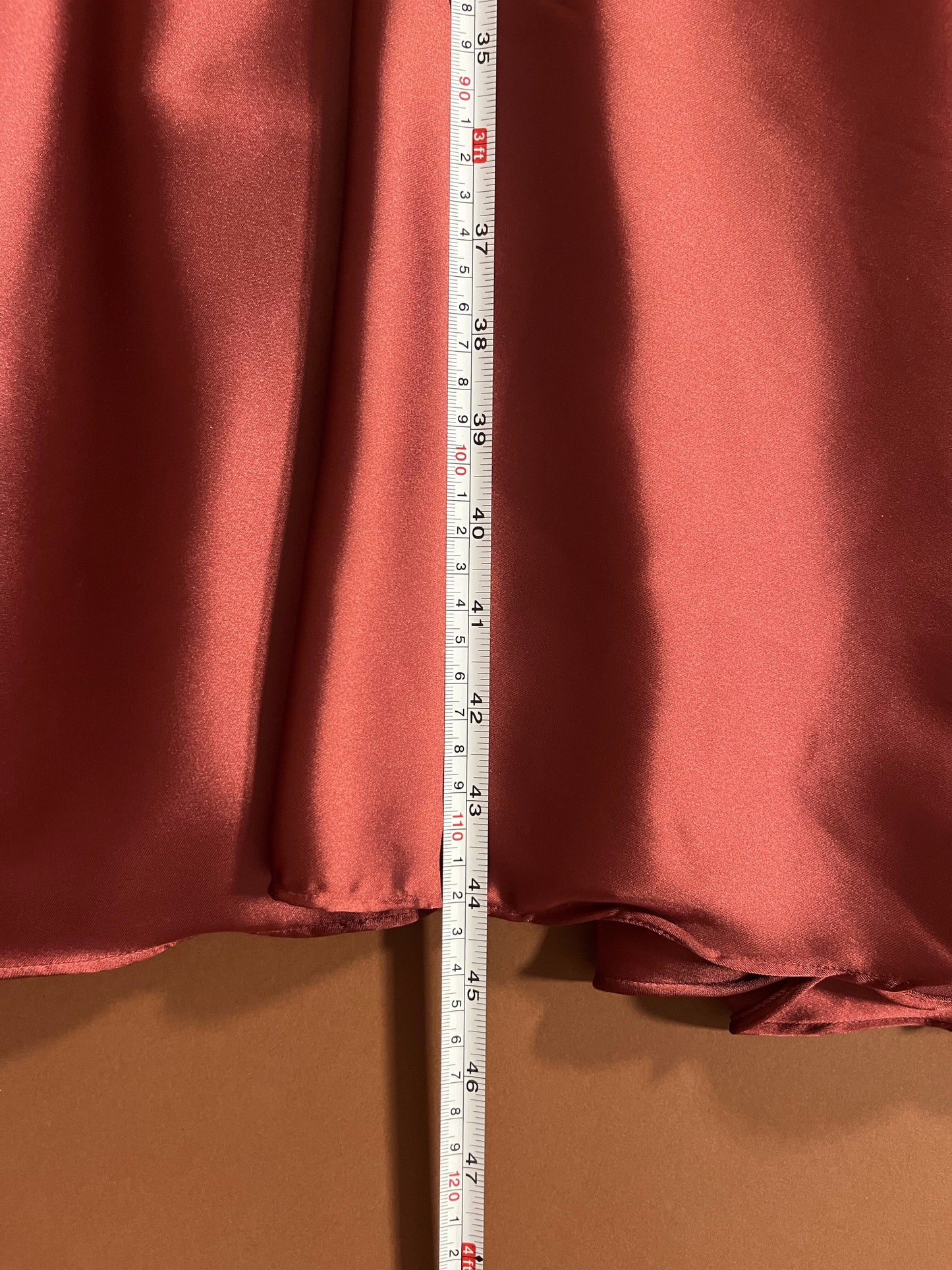 048 Roestbruine Satijnen Maxi-jurk met Wikkellook – Jake's Cocktail