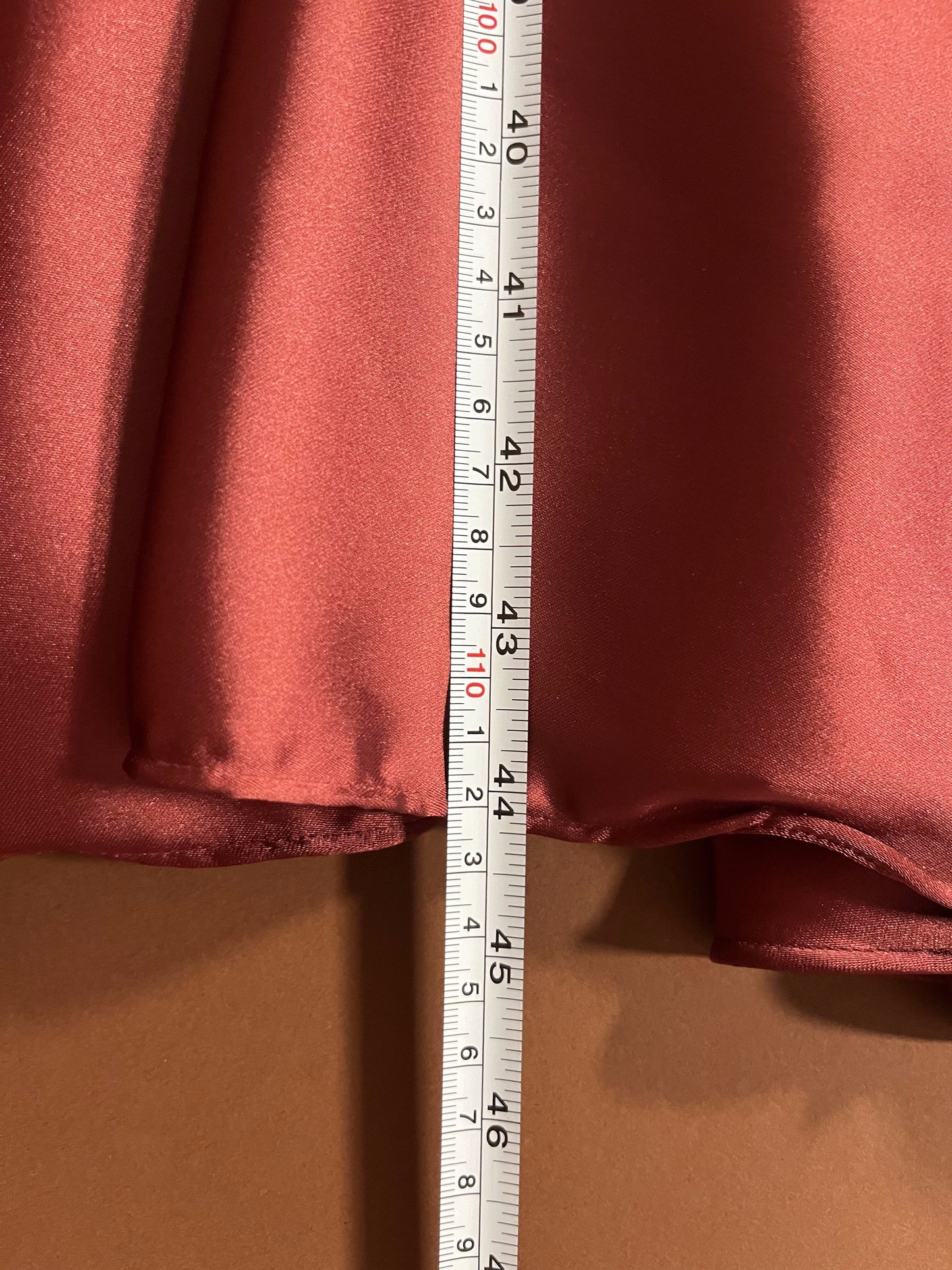 048 Roestbruine Satijnen Maxi-jurk met Wikkellook – Jake's Cocktail