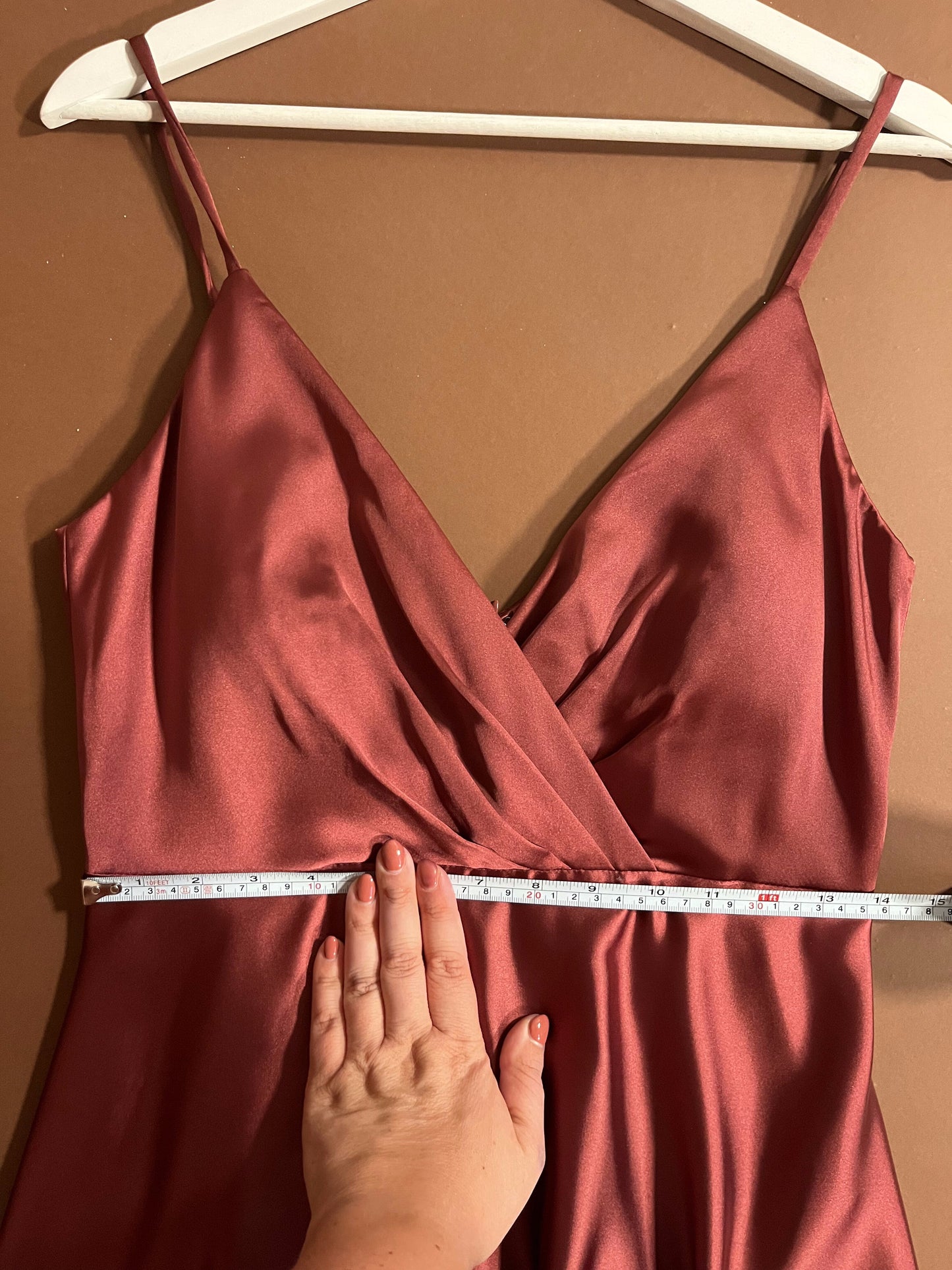 048 Roestbruine Satijnen Maxi-jurk met Wikkellook – Jake's Cocktail