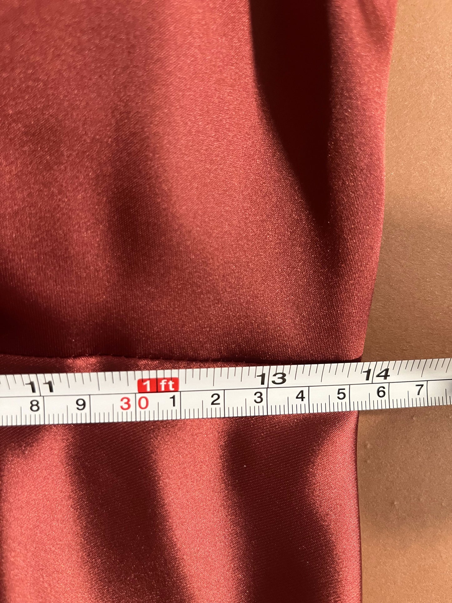 048 Roestbruine Satijnen Maxi-jurk met Wikkellook – Jake's Cocktail