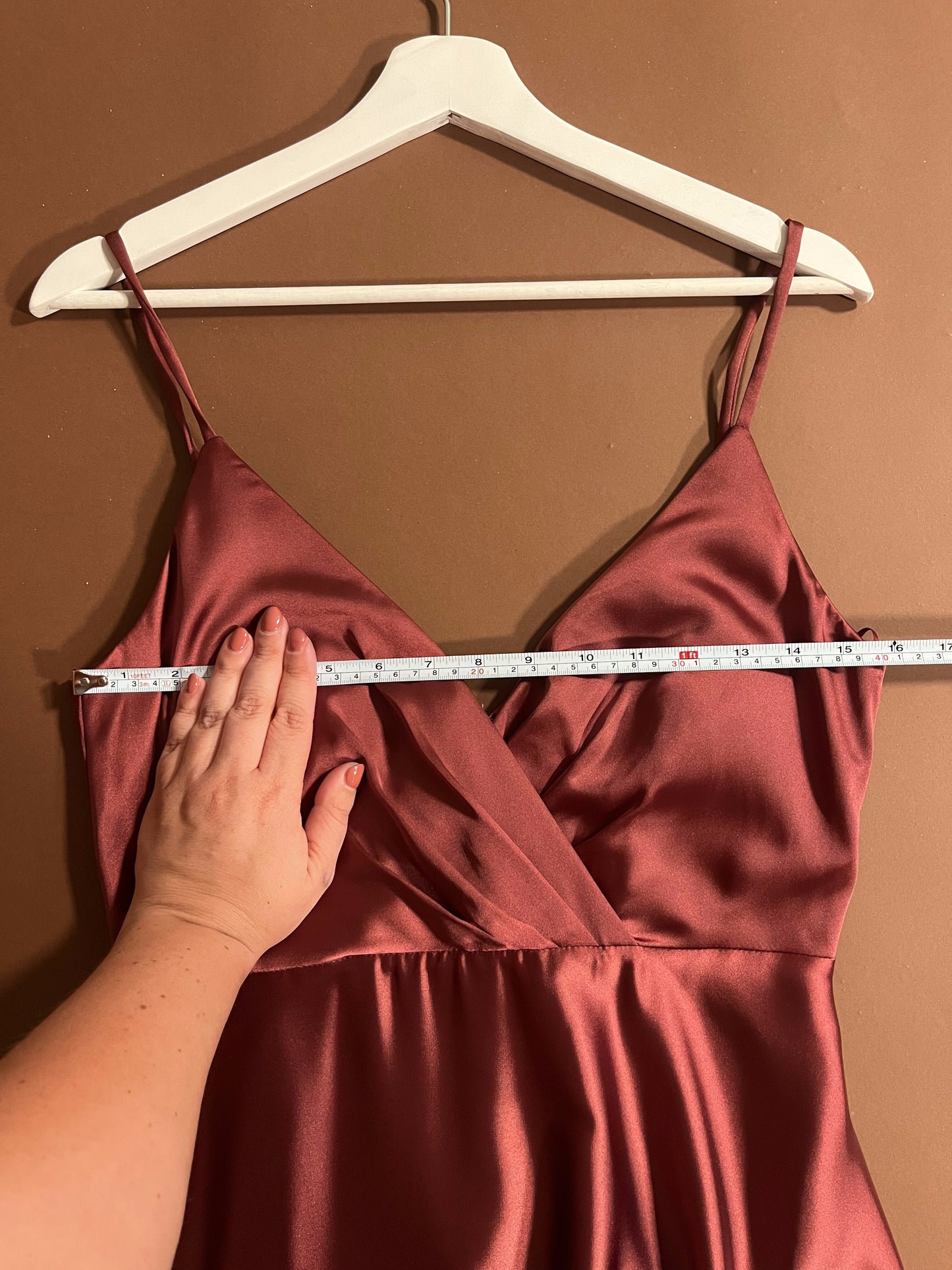 048 Roestbruine Satijnen Maxi-jurk met Wikkellook – Jake's Cocktail