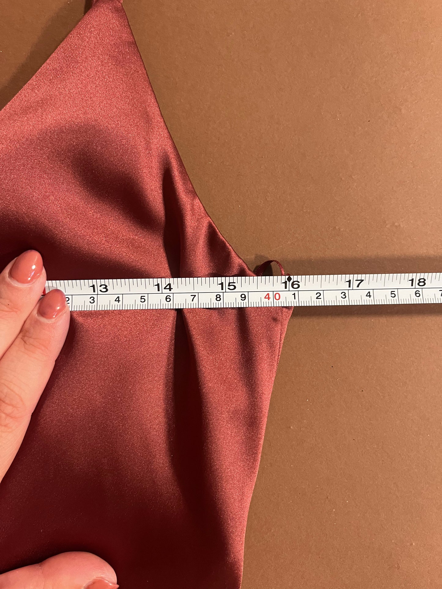 048 Roestbruine Satijnen Maxi-jurk met Wikkellook – Jake's Cocktail