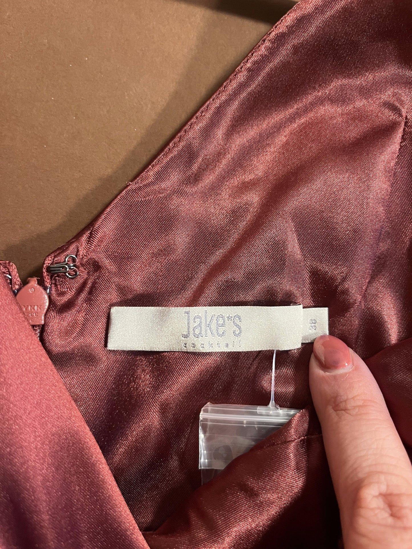 048 Roestbruine Satijnen Maxi-jurk met Wikkellook – Jake's Cocktail