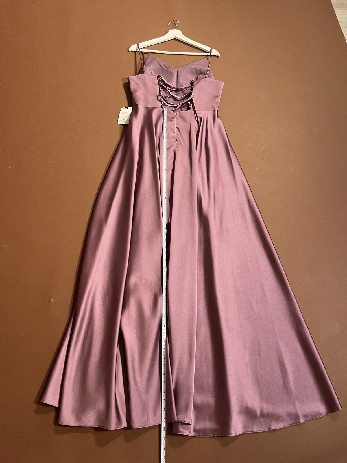 061 Mauve Satijnen Galajurk met Veterrug – Hvit Vera