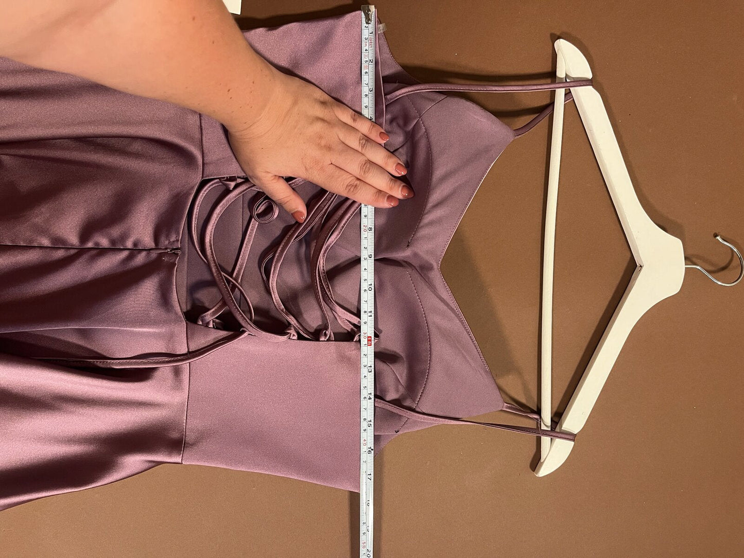 061 Mauve Satijnen Galajurk met Veterrug – Hvit Vera