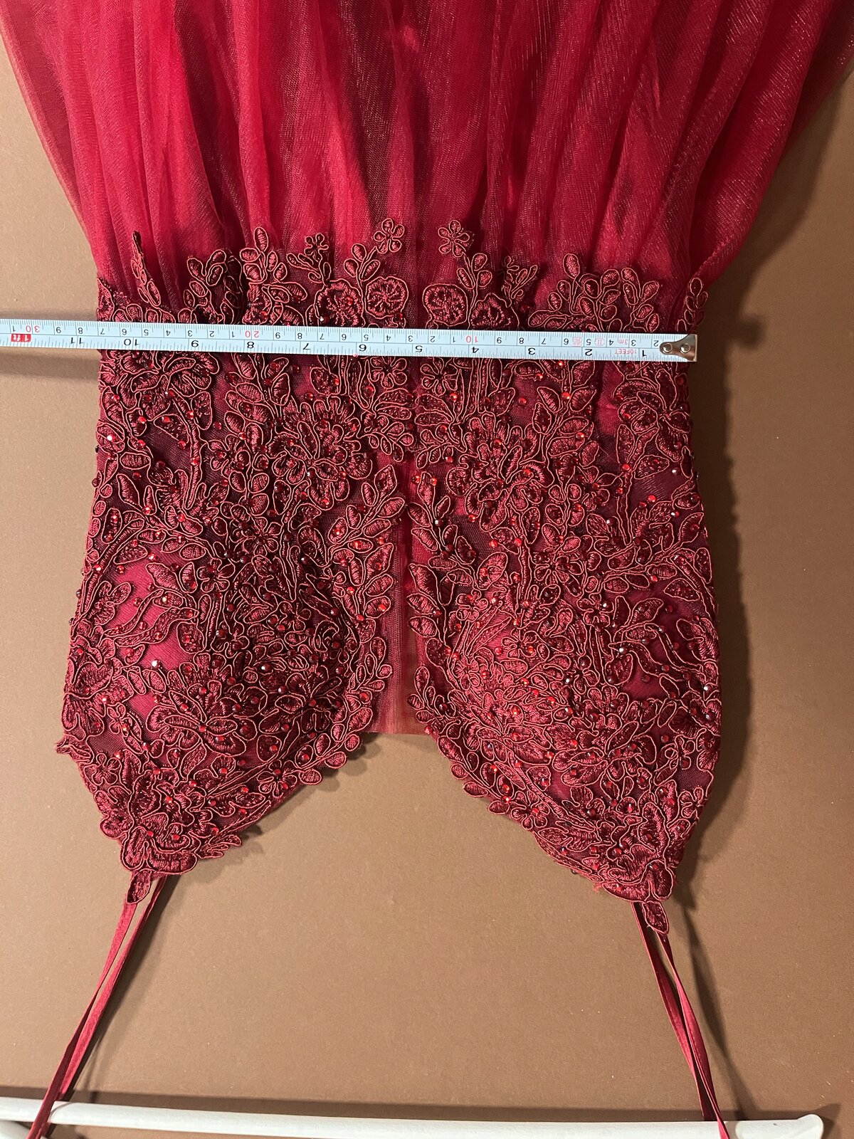 008 Bordeauxrode Balgown met Kant en Pailletten – Eva & Lola