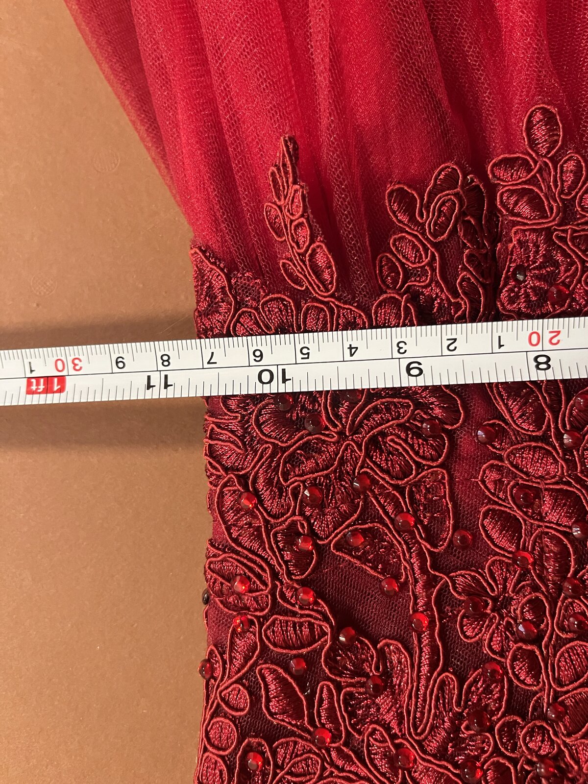 008 Bordeauxrode Balgown met Kant en Pailletten – Eva & Lola