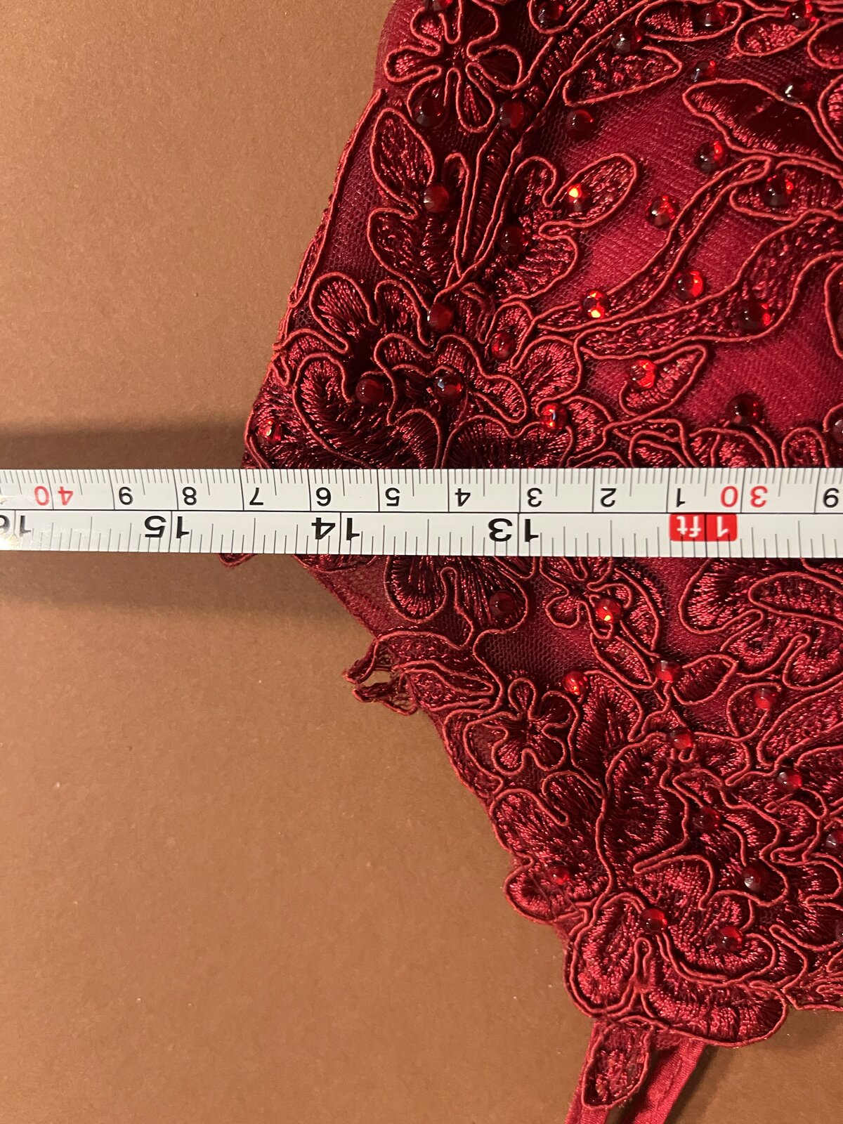 008 Bordeauxrode Balgown met Kant en Pailletten – Eva & Lola