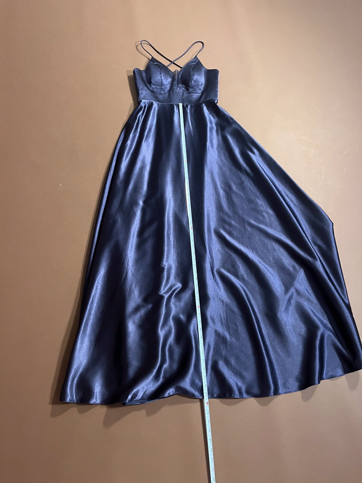 007 Marineblauwe Satijnen Galajurk met Plunge V-hals – Eva & Lola