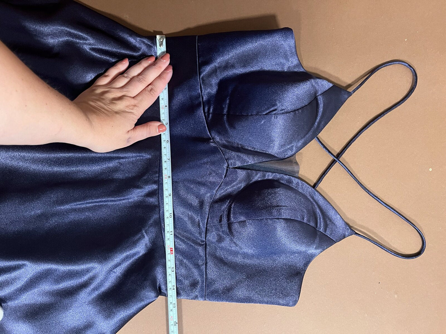007 Marineblauwe Satijnen Galajurk met Plunge V-hals – Eva & Lola