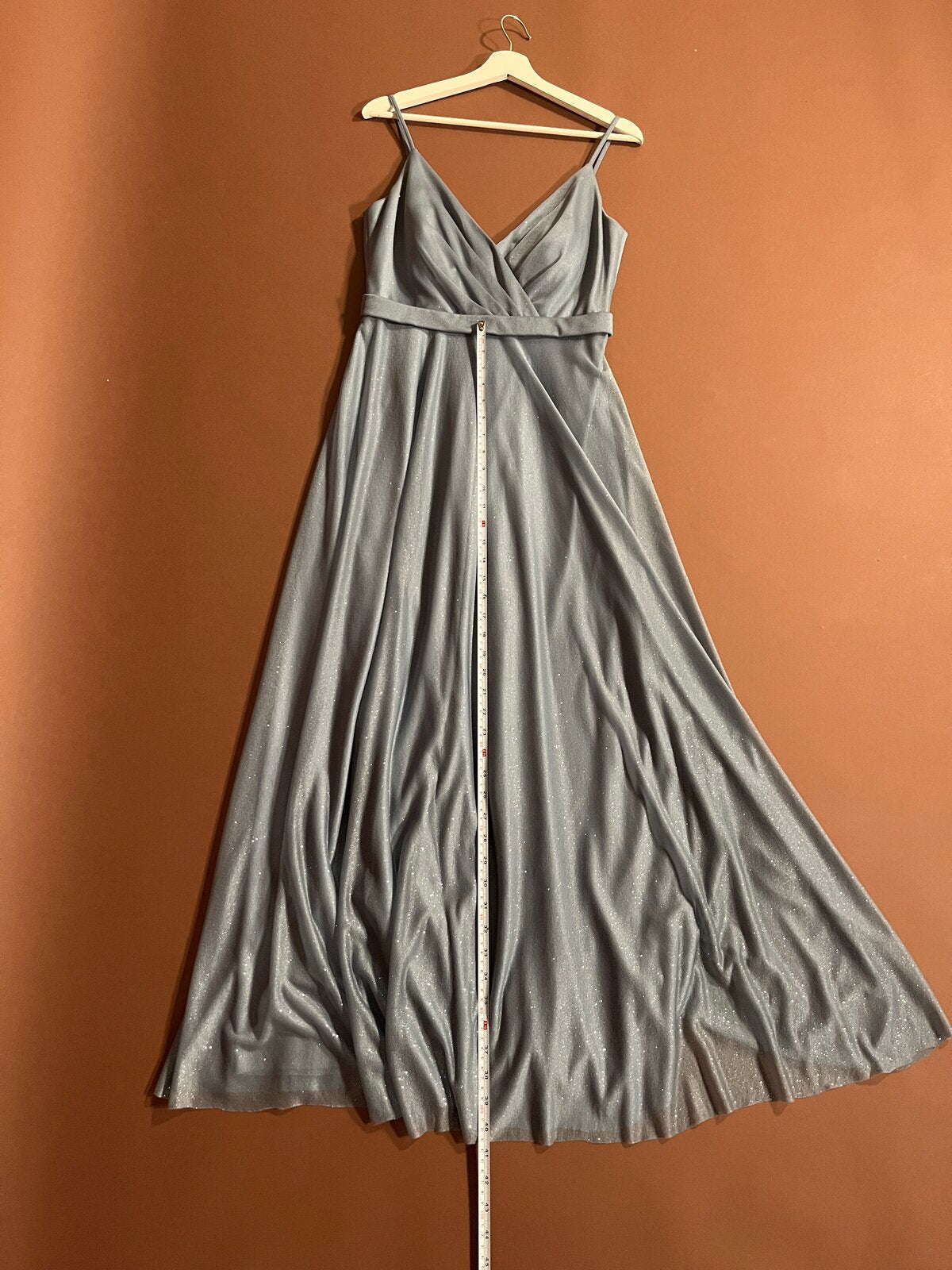 051 Dusty Blue Glitterjurk met Wikkeleffect – Jake's Cocktail