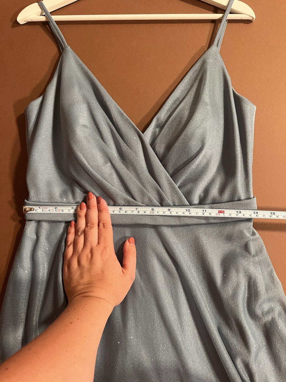 051 Dusty Blue Glitterjurk met Wikkeleffect – Jake's Cocktail